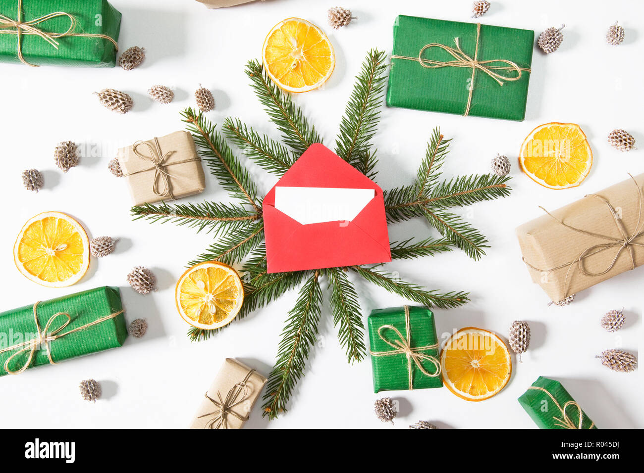 Rami di natale con la lettera a Babbo Natale su sfondo bianco. Lay piatto Foto Stock