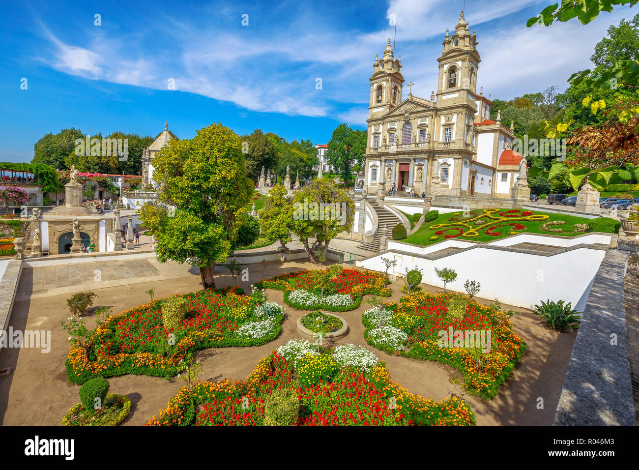 Bom Jesus do Monte santuario e il suo giardino pubblico. Tenoes, Braga. La storica chiesa è un famoso punto di riferimento e meta di pellegrinaggio nel nord del Portogallo. Paesaggio dell'antenna sulla cima della montagna di Braga. Foto Stock