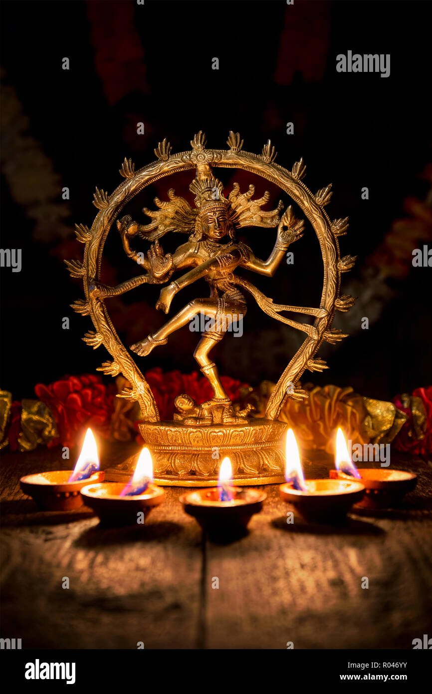 Shiva Nataraja con luci Diwali Foto Stock