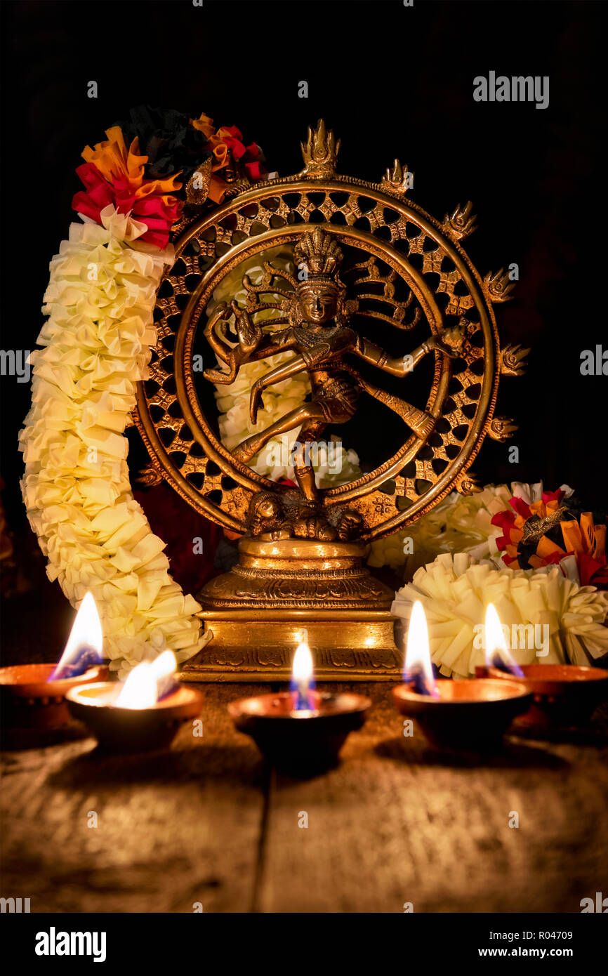 Shiva Nataraja con luci Diwali Foto Stock
