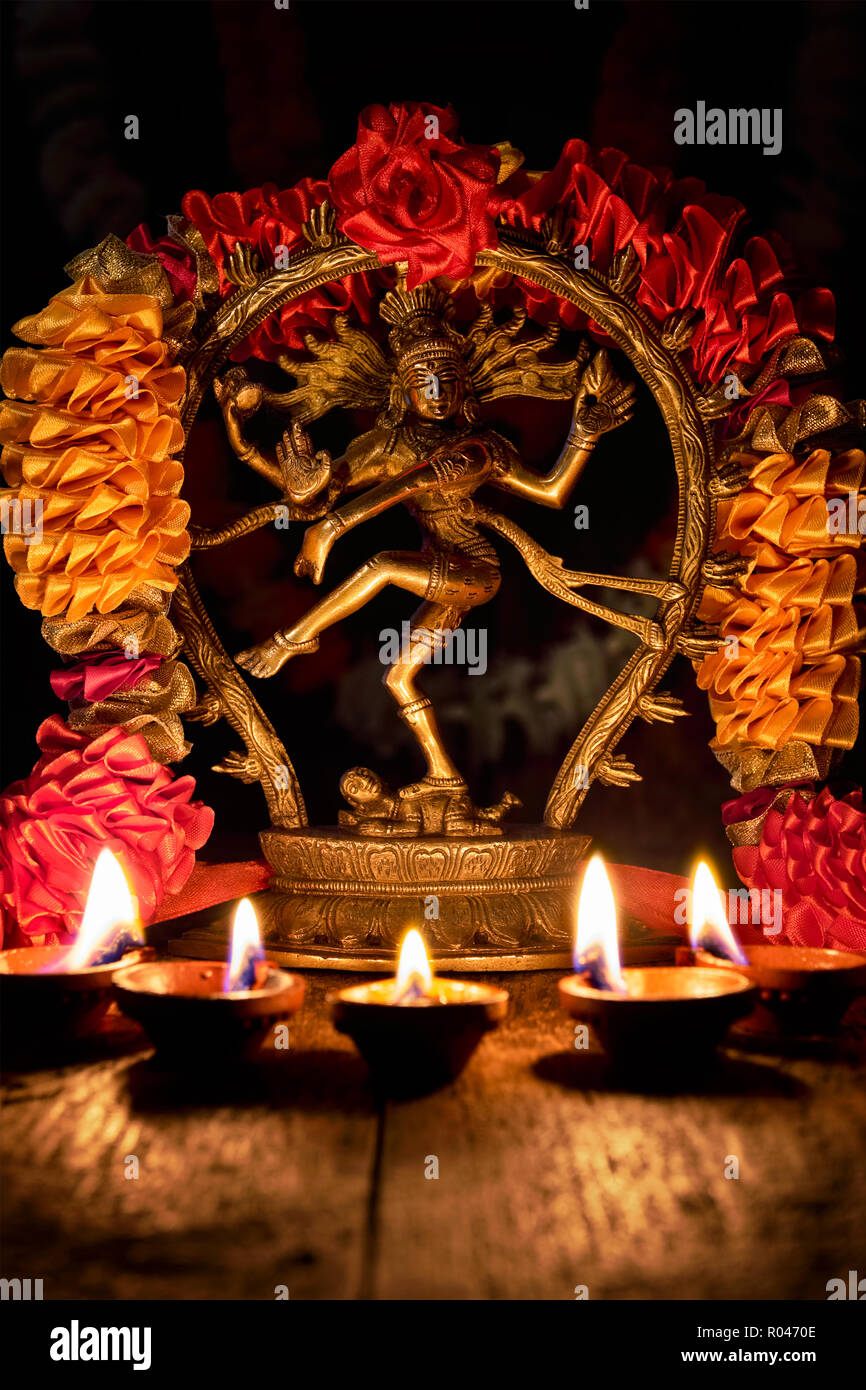 Shiva Nataraja con luci Diwali Foto Stock