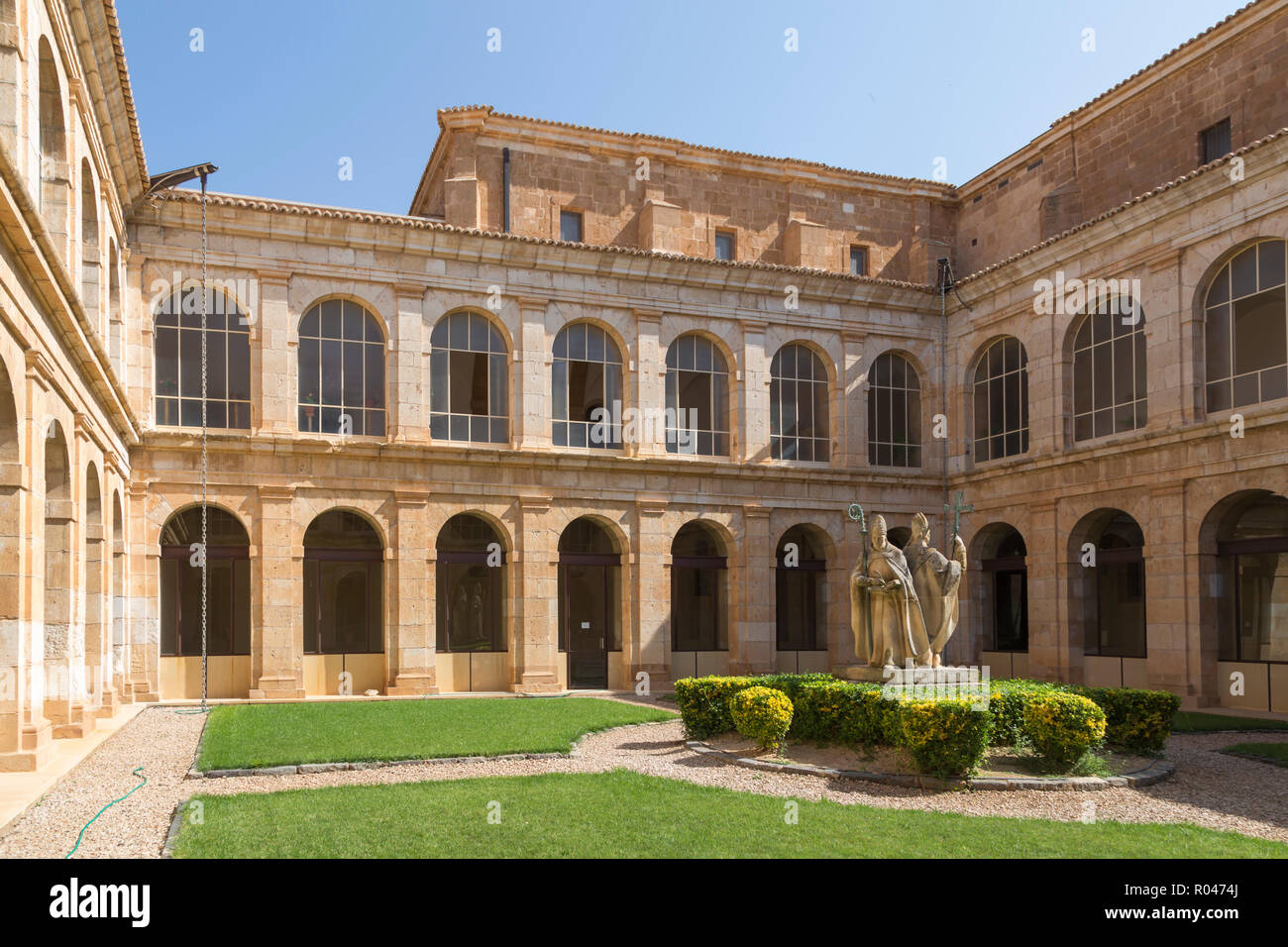 Statue di religiosi nel cortile del chiostro del monastero di Santa María de huerta, Soria, Spagna Foto Stock