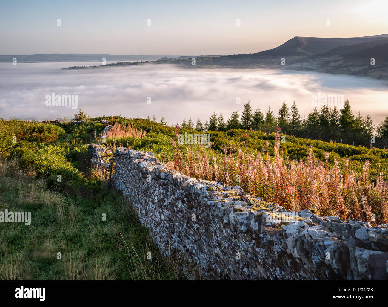 Brecon Beacons inversione di Cloud Foto Stock