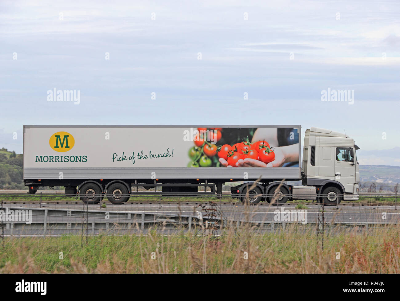 Morrisons supermercato autocarro articolato Viaggiare sulla autostrada M62 Foto Stock