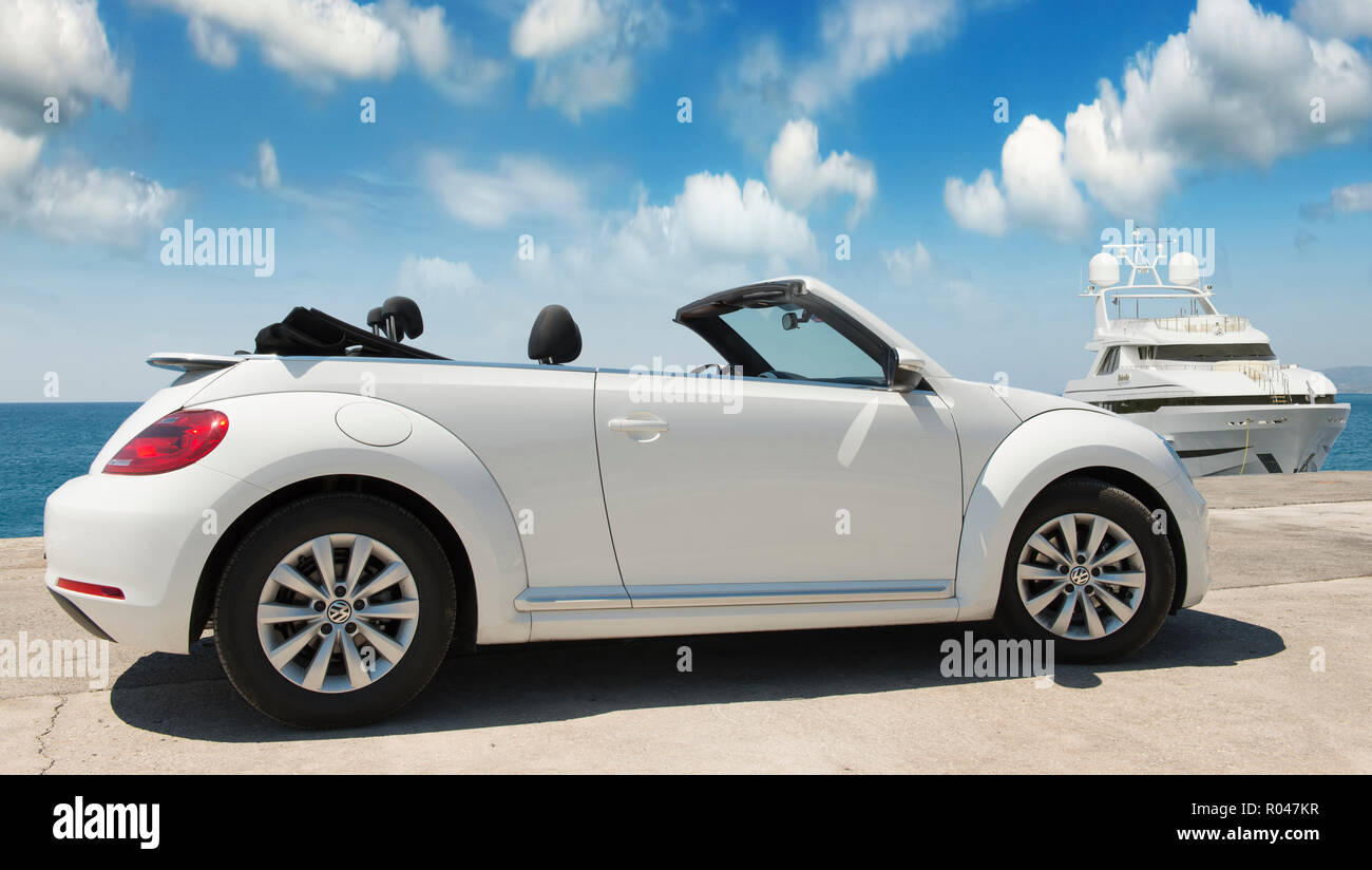 La Grecia. Isola RODI- Giugno 16, 2013. La vettura è una Volkswagen cabriolet sul lungomare della città di Rhodes drive test. La Grecia, Rodi Foto Stock