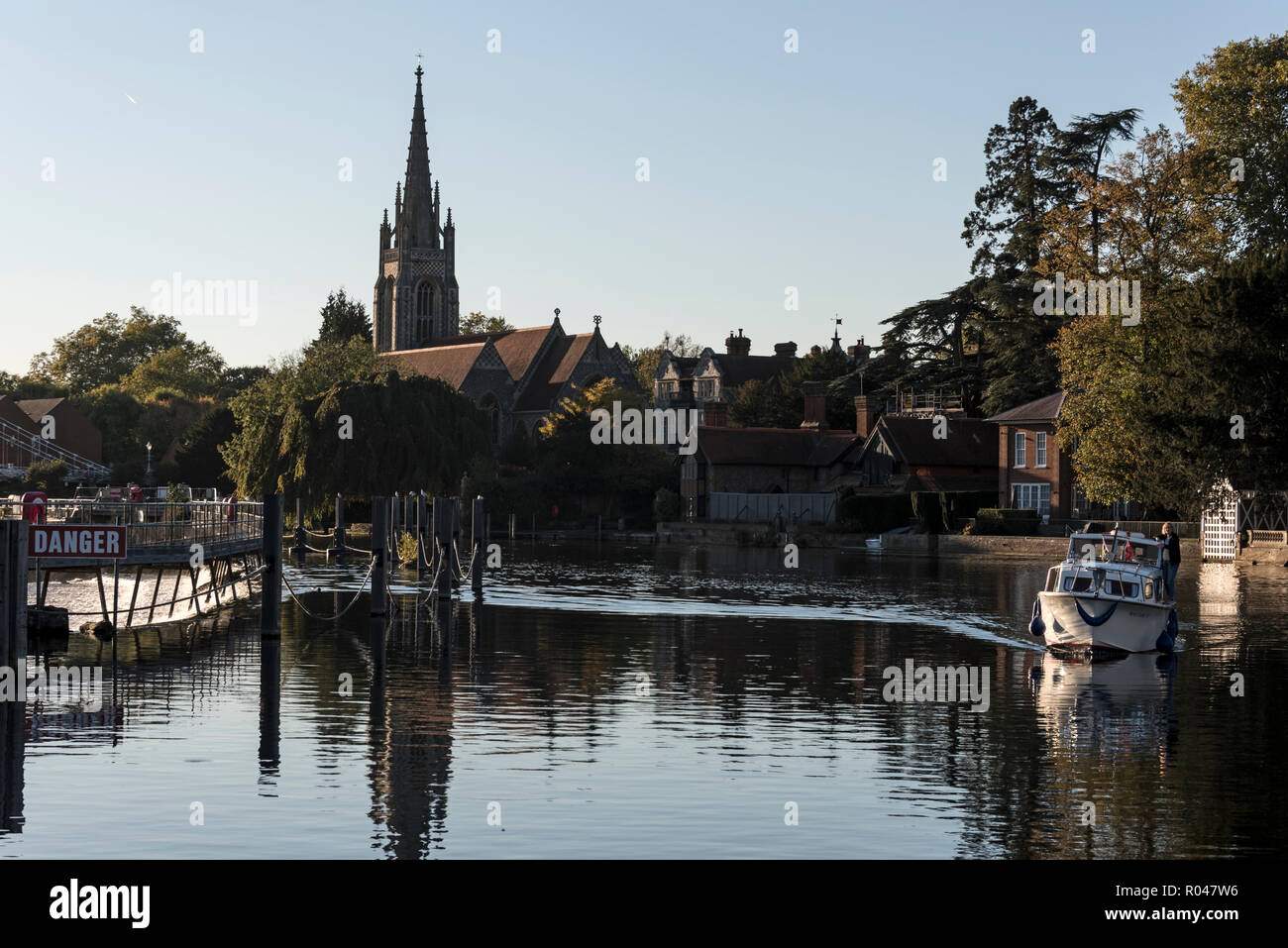 Una nave da crociera fluviale sul fiume Tamigi in autunno si imposta a Marlow nel Buckinghamshire, Gran Bretagna Foto Stock