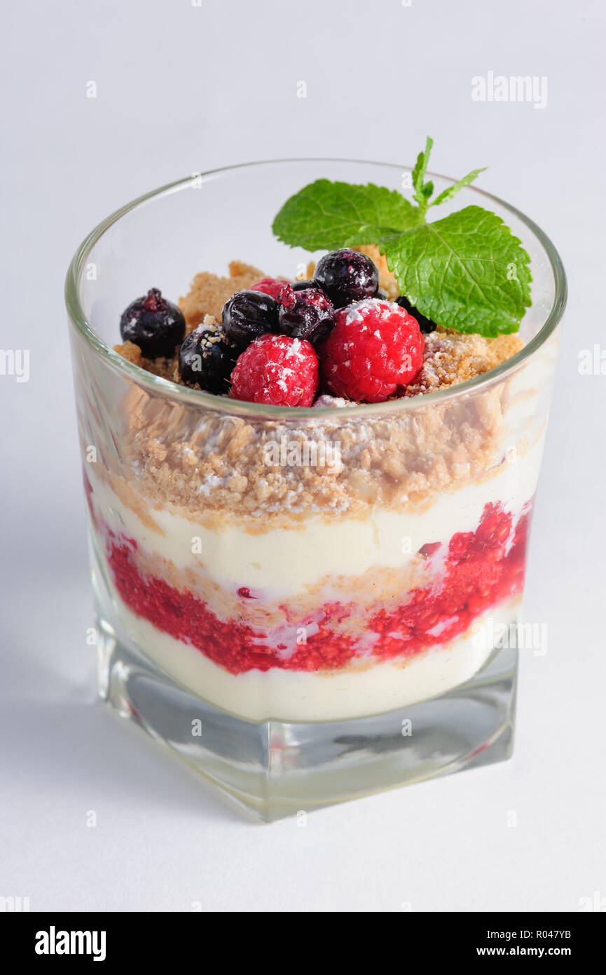 Parfait di frutti di bosco con gelato Foto Stock