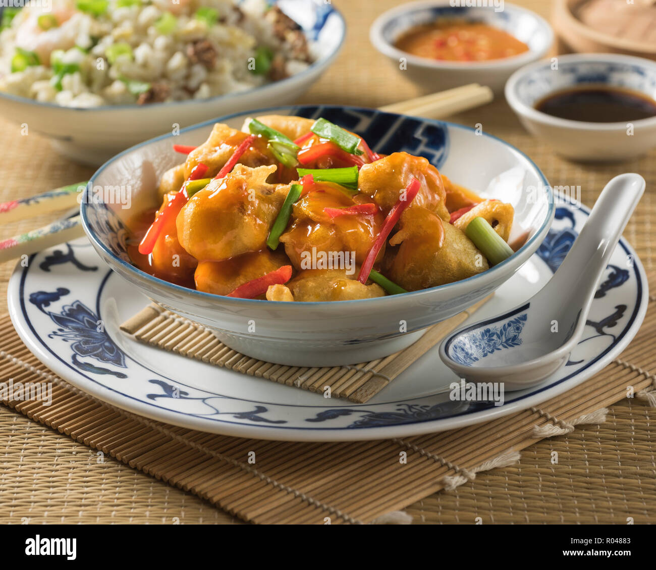 Dolce e aspro di maiale con riso fritto. Cucina cinese Foto Stock
