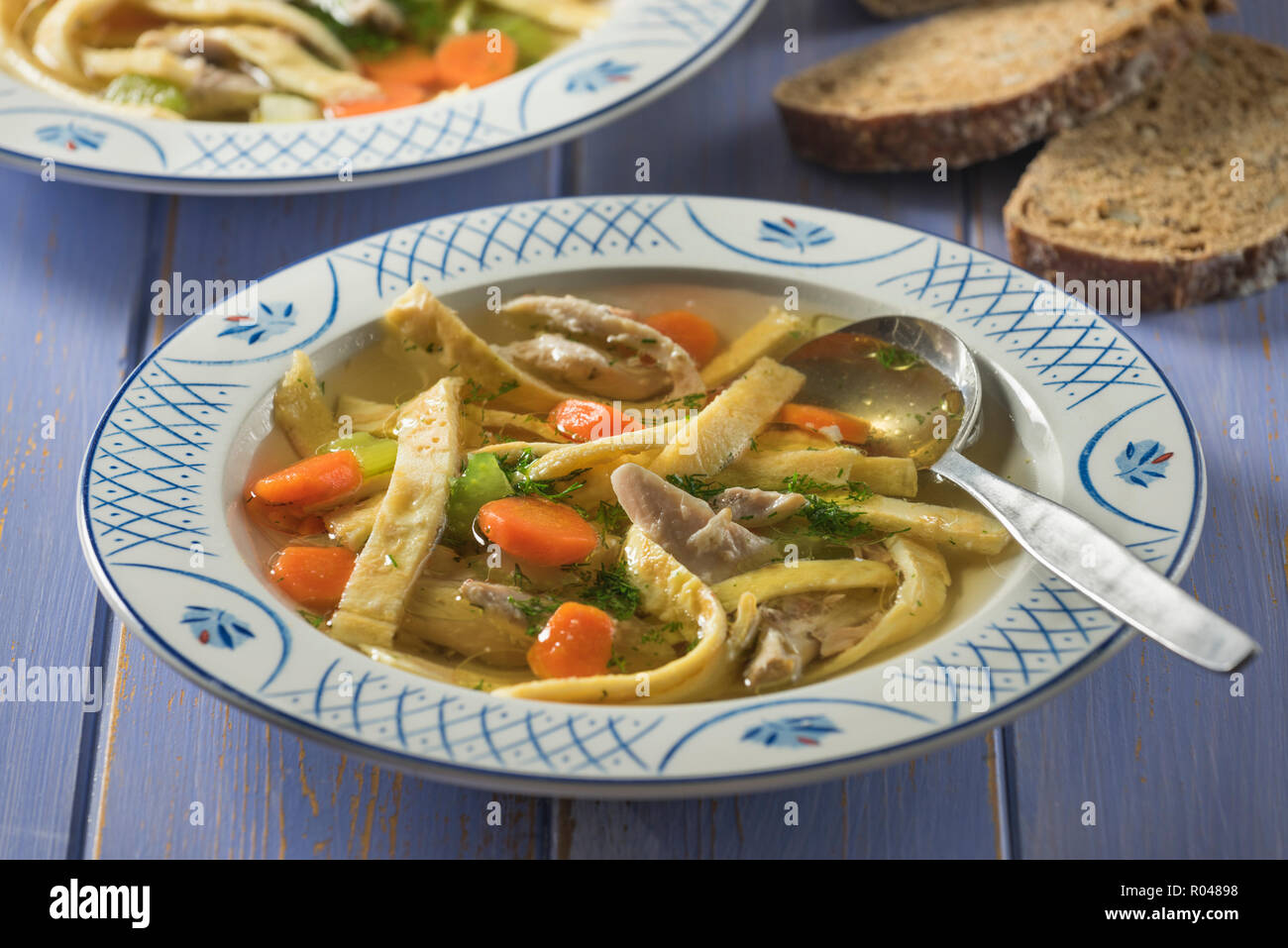 Zuppa di Lokshen. Zuppa di pollo con i noodle all'uovo. Tradizionale cibo ebreo. Foto Stock