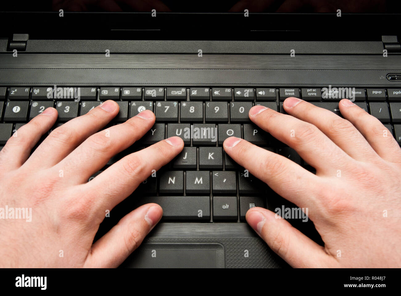 Primo piano di due mani sulla tastiera del notebook Foto Stock