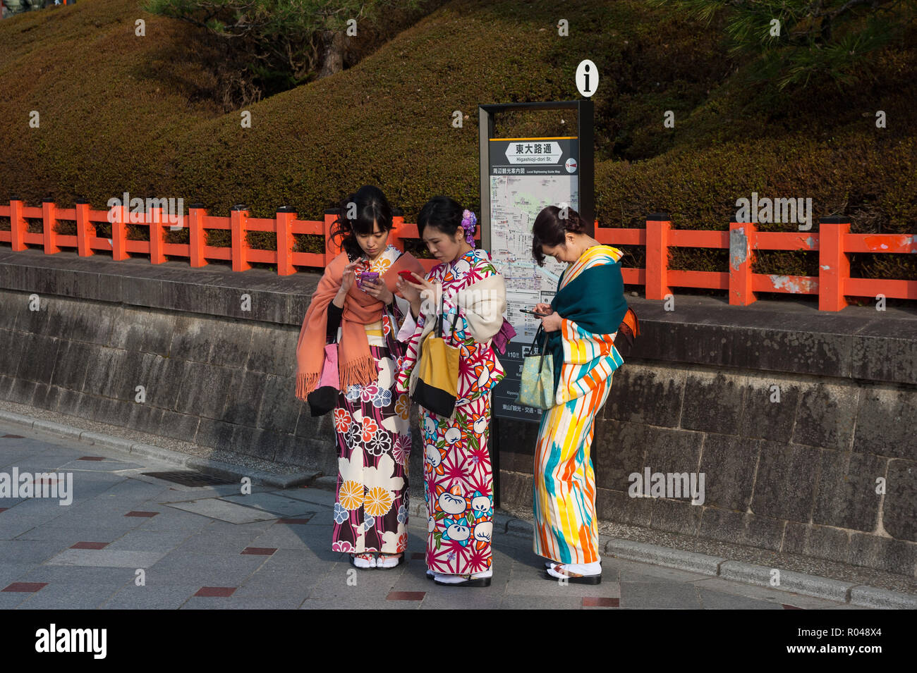 Kyoto, Giappone, giovani donne in kimono Foto Stock