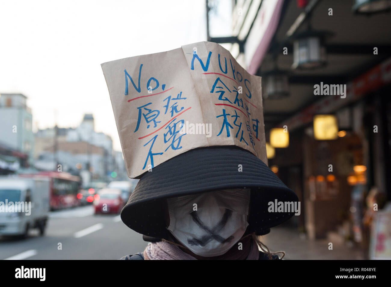 Kyoto, Giappone, una donna che manifestano contro le armi nucleari Foto Stock