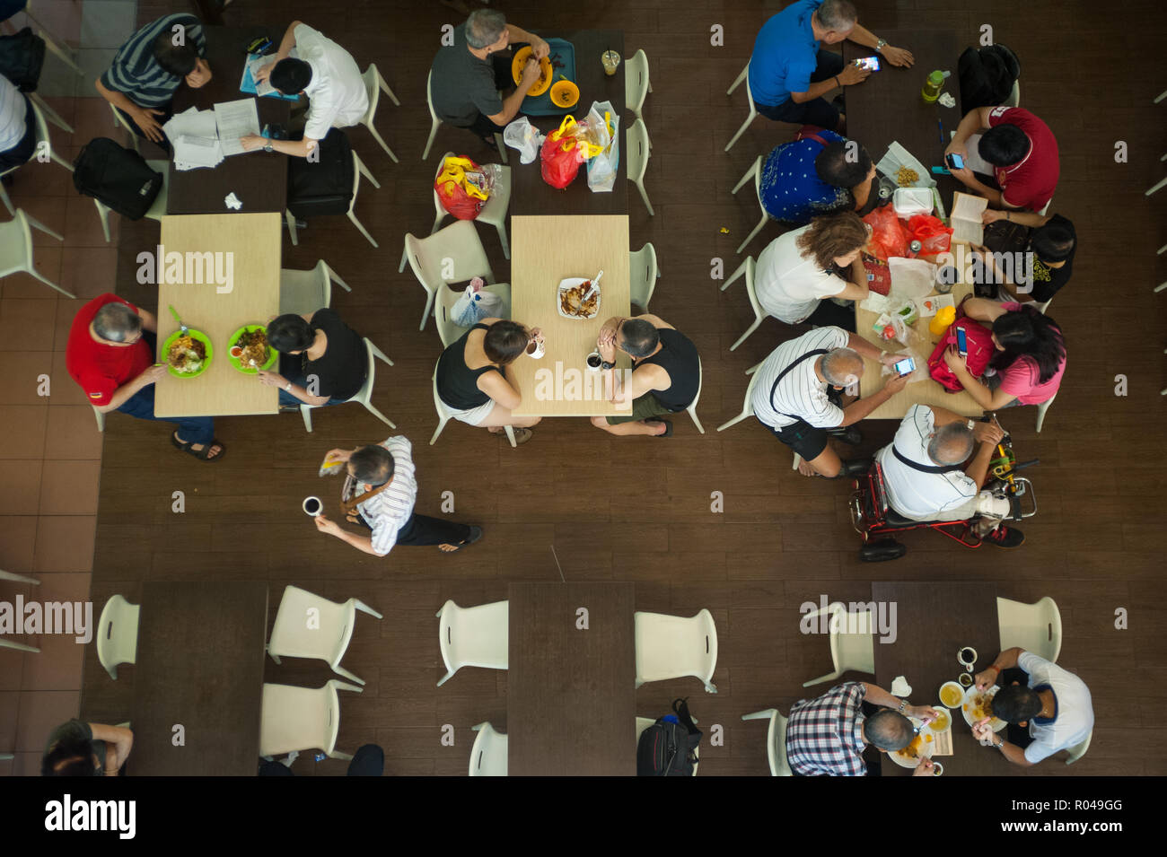 Repubblica di Singapore, la gente mangia al popolare Centro Parco a Chinatown Foto Stock