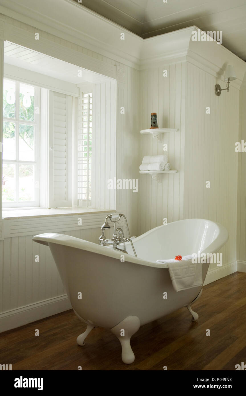 Vasca da bagno separata dalla finestra Foto Stock