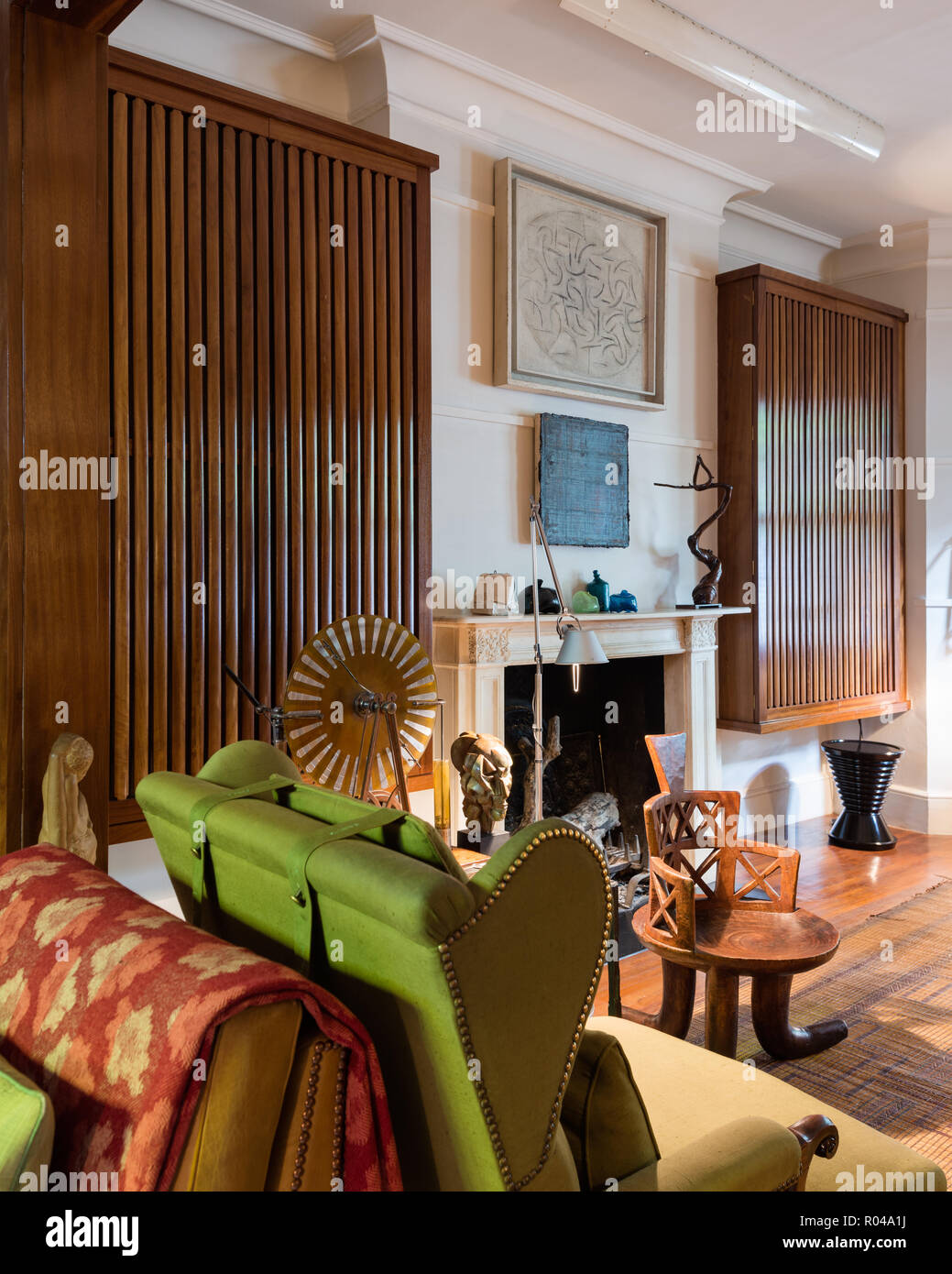 Caminetto in stile eclettico stanza vivente Foto Stock