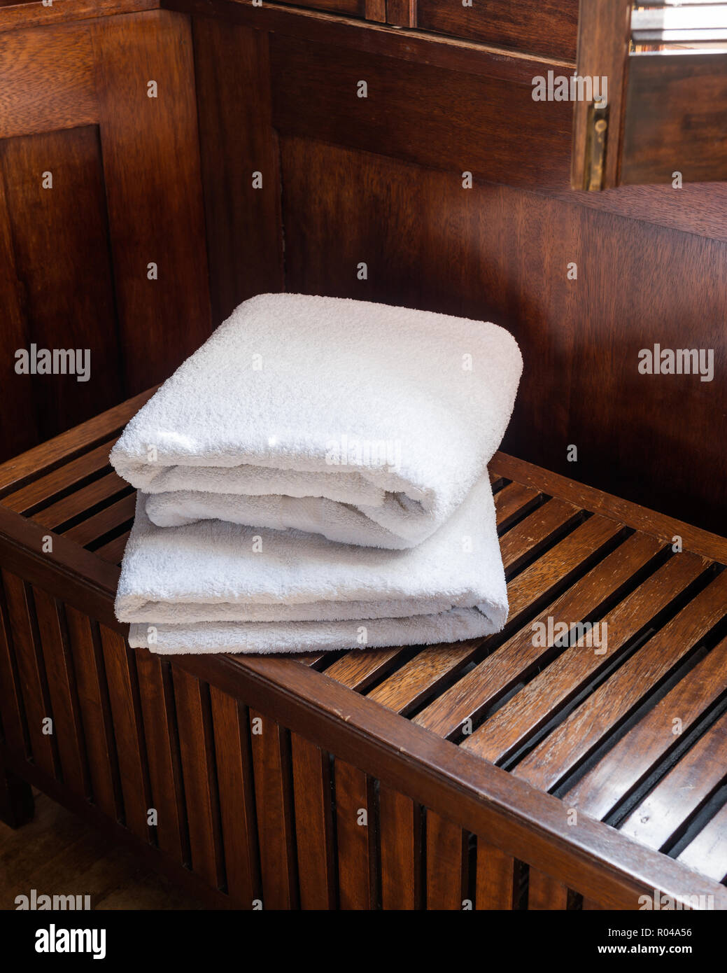 Asciugamani sulla panca in legno Foto Stock