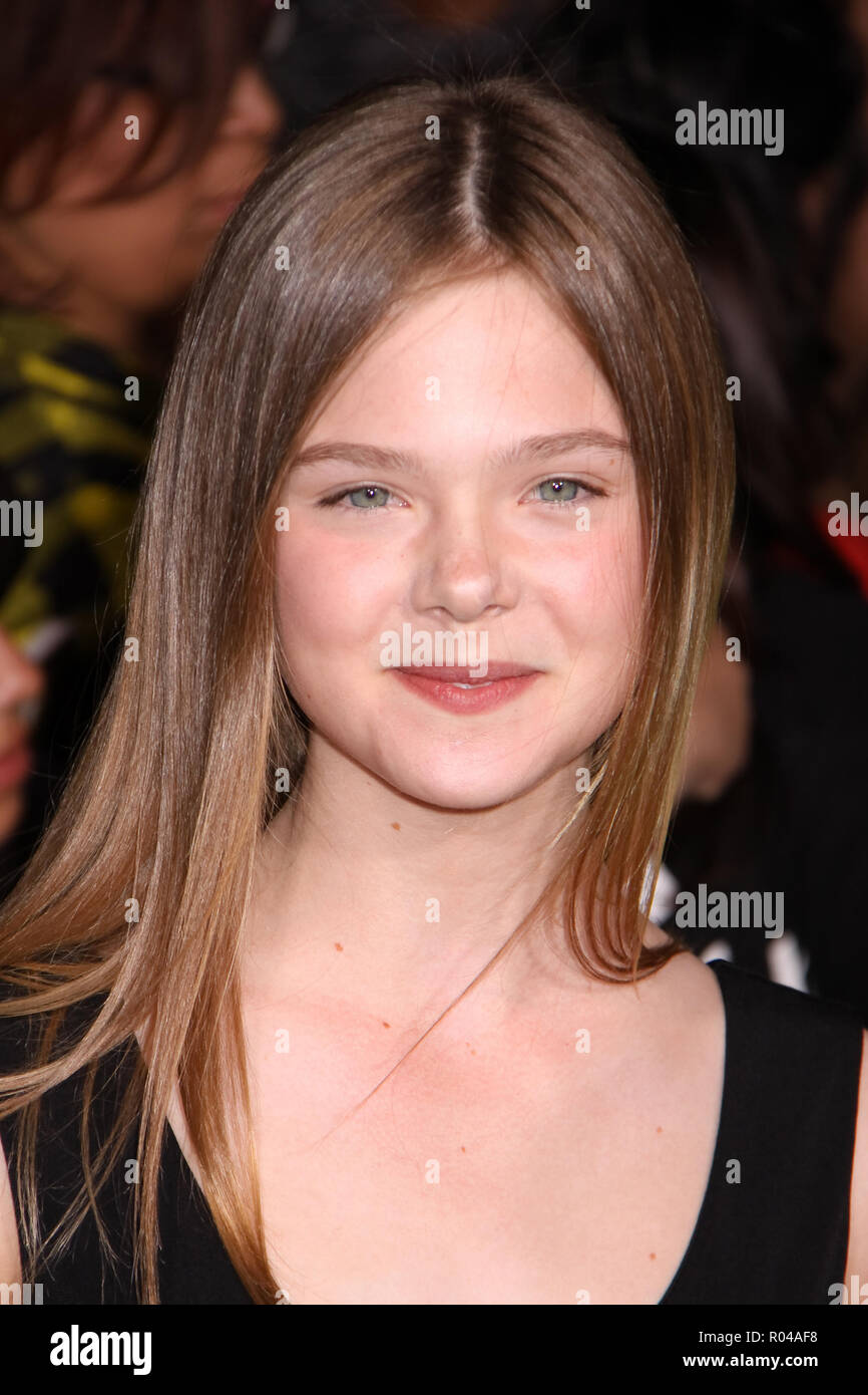 Elle Fanning 11/16/09 "Twilight Saga: Luna nuova' Premiere @ Mann Village e Bruin Teatri, Westwood Foto di Megumi Torii/HNW / PictureLux (16 novembre 2009) Riferimento File # 33689 145HNWPLX Foto Stock