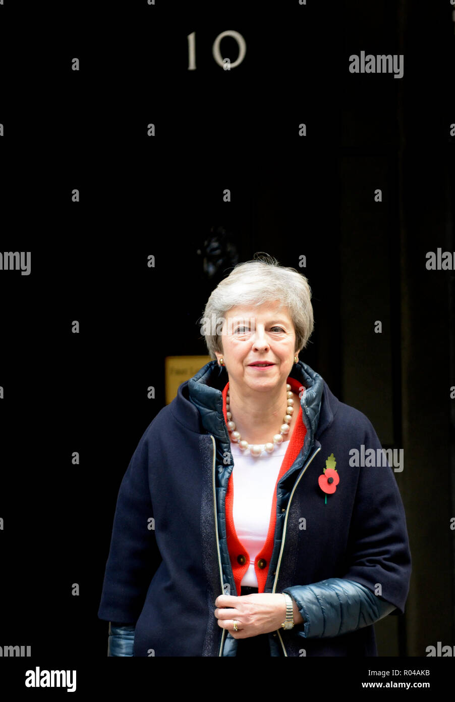Il primo ministro Theresa Maggio lasciando 10 Downing street poco prima del bilancio, 29 Ottobre 2018 Foto Stock