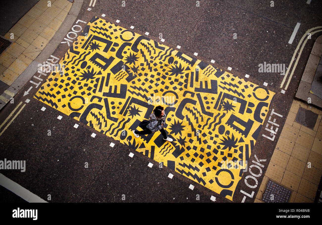 Barbican, nella città di Londra, Londra England Regno Unito. Ottobre 2018. Incroci colorati, dotate di una strada su misura design by Eley Kishimoto Foto Stock