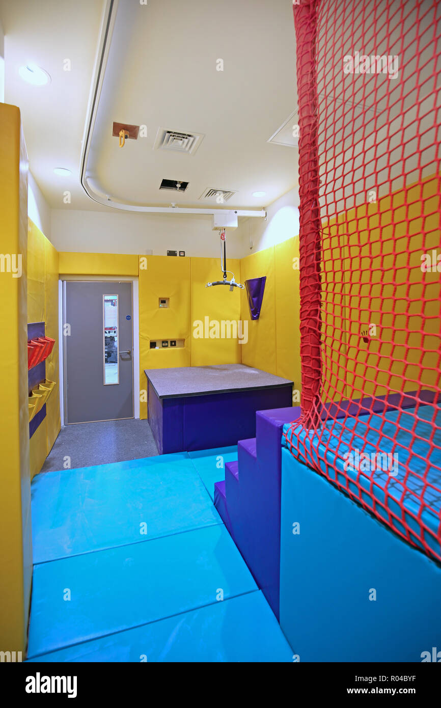 Soft Play camera in una nuova scuola speciale per bambini con gravi difficoltà di apprendimento, Southwark, Londra, Regno Unito Foto Stock