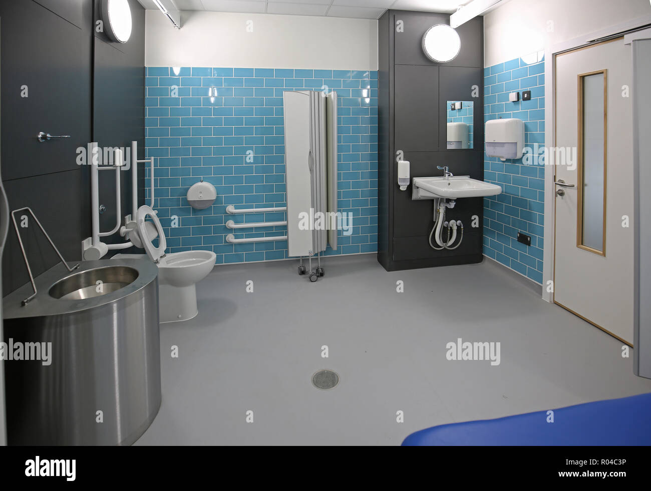Wc e stanza di igiene in una nuova scuola speciale per bambini con gravi difficoltà di apprendimento, Southwark, Londra, Regno Unito. Foto Stock