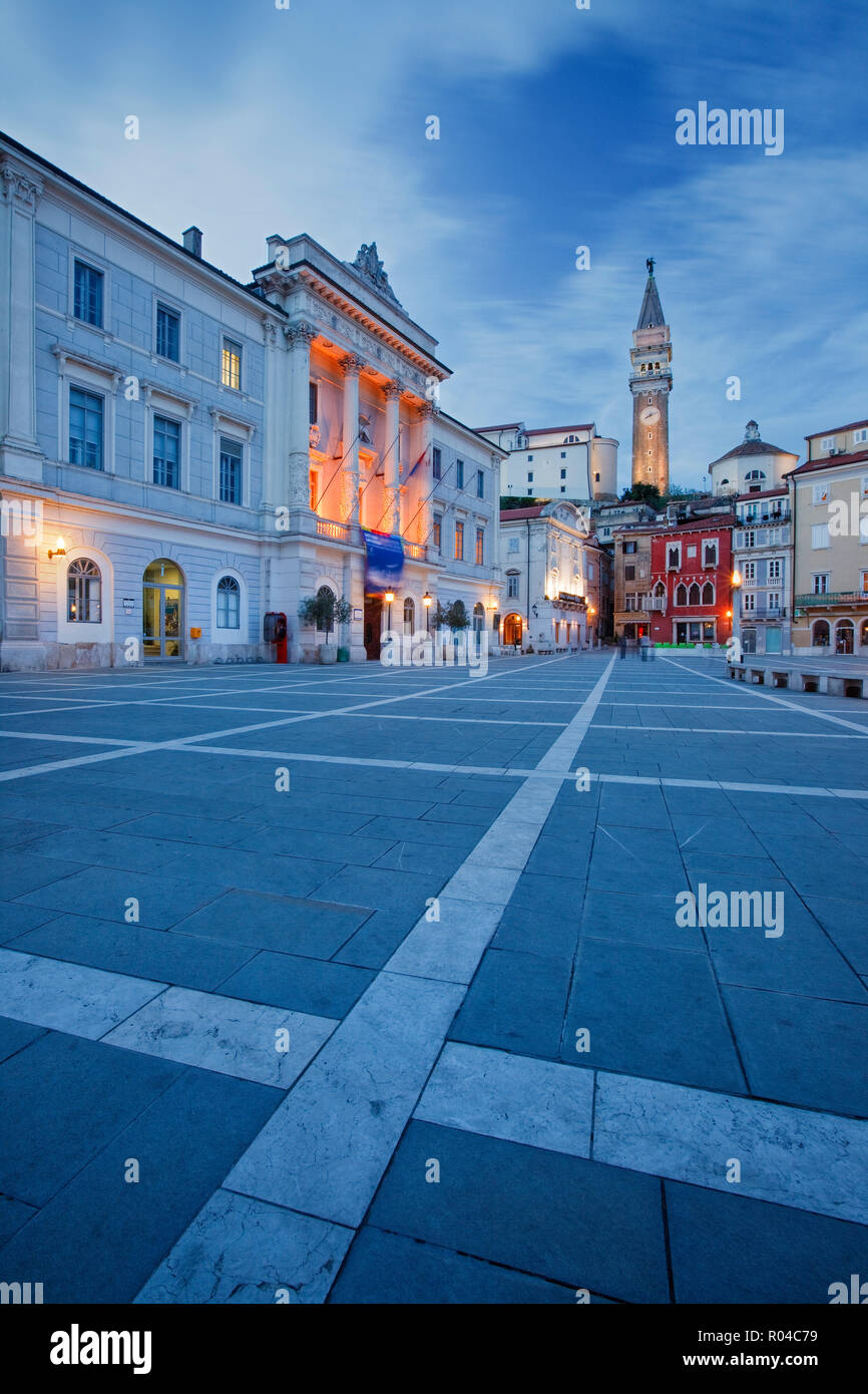 Tartini piazza con la chiesa di San Giorgio il campanile al tramonto, pirano, Primorska, costa Adriatica, Slovenia Foto Stock