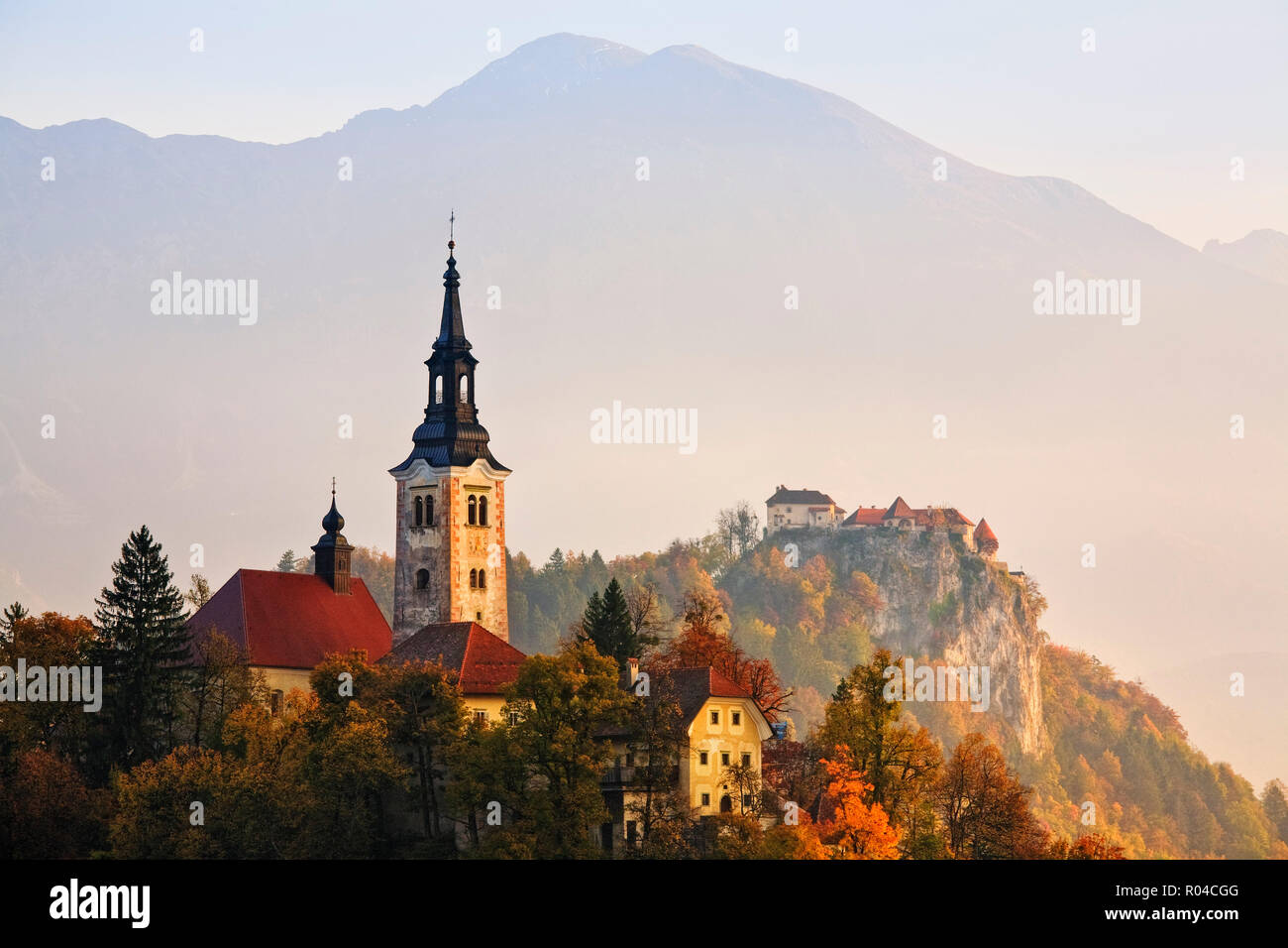 Isola di Bled e assunzione del pellegrinaggio di Maria la Chiesa (Castello di Bled in distanza), Bled, Slovenia Foto Stock