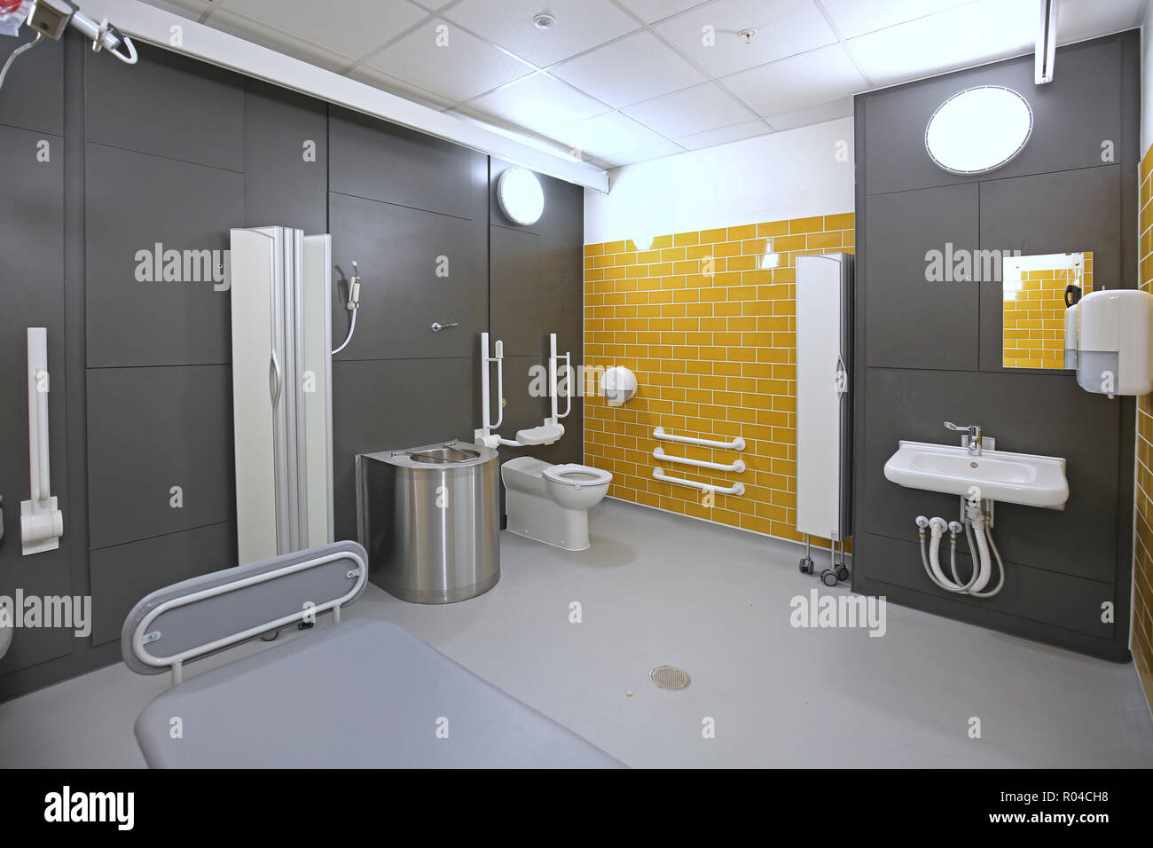 Servizi igienici, lavaggio e igiene stanza in una nuova scuola speciale per bambini con gravi difficoltà di apprendimento, Southwark, Londra, Regno Unito Foto Stock