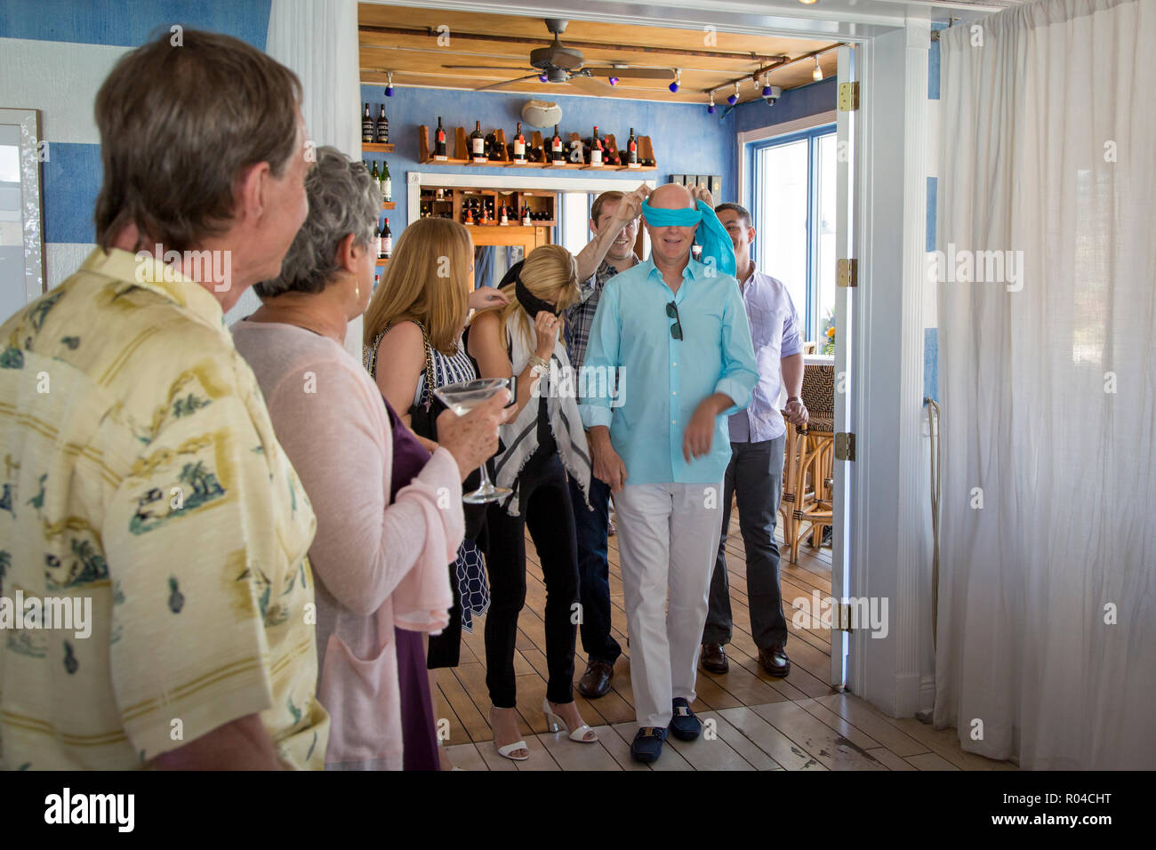 Matura in procinto di essere sorpreso da amici ad una festa, Naples, Florida, Stati Uniti d'America Foto Stock