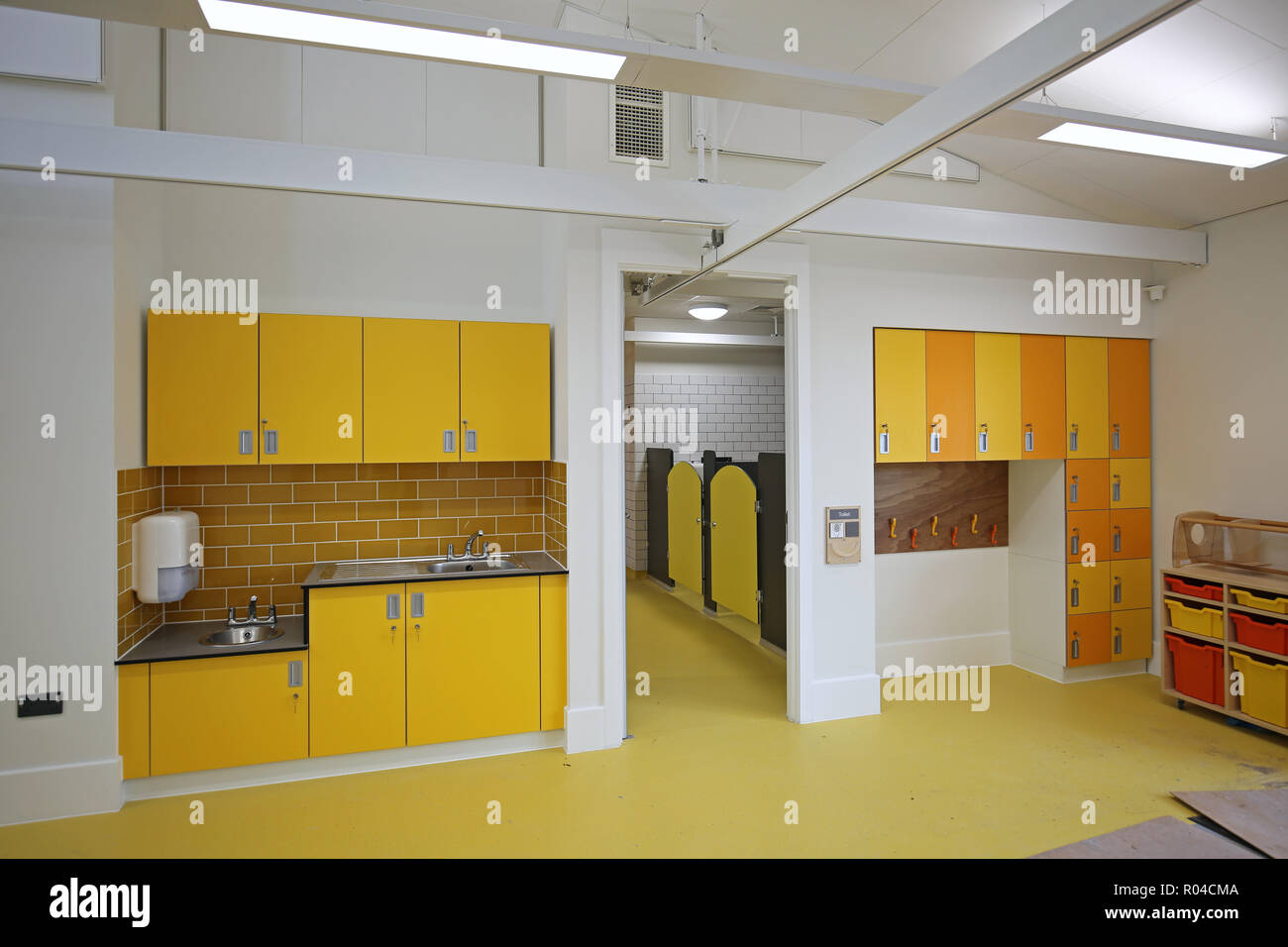 Aula in una nuova scuola speciale per bambini con gravi difficoltà di apprendimento, Southwark, Londra, Regno Unito. Mostra disabilitato il paranco di sollevamento. Foto Stock