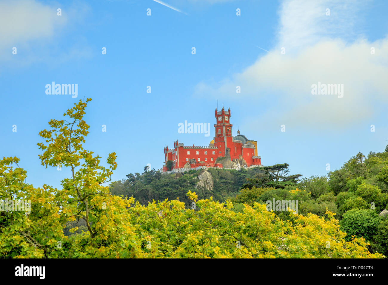 Pena Palace e le rovine del castello di Mori sono popolari punti di riferimento e attrazioni turistiche principali del paesaggio culturale di Sintra come sito del patrimonio mondiale, Portogallo. Foto Stock