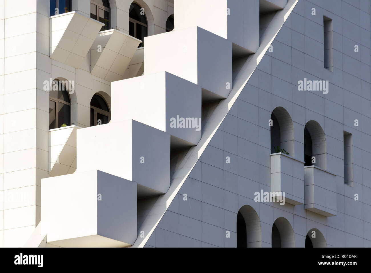 La miscelazione di forme e sagome, stratificazione in architettura moderna - parte di edificio con facciata, inusuale esterno geometrica, struttura complessa. Foto Stock
