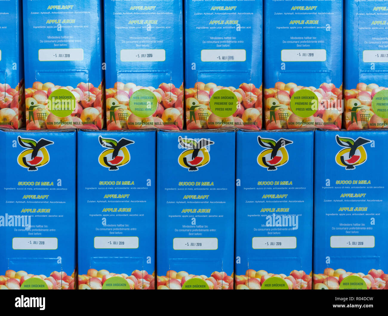 Confezioni di marlene di succo di mela in alto adige mercato. Marlene, nato nel 1995, è uno dei primi e dei più famosi marchi di Apple paese Alto Adige, n. Foto Stock