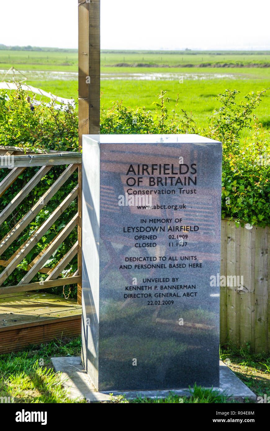 Gli aerodromi di Bretagna conservazione fiducia pietra dedicato. Muswell Manor a Leysdown sull'Isle of Sheppey in Kent, Regno Unito, luogo di nascita di aviazione britannica Foto Stock