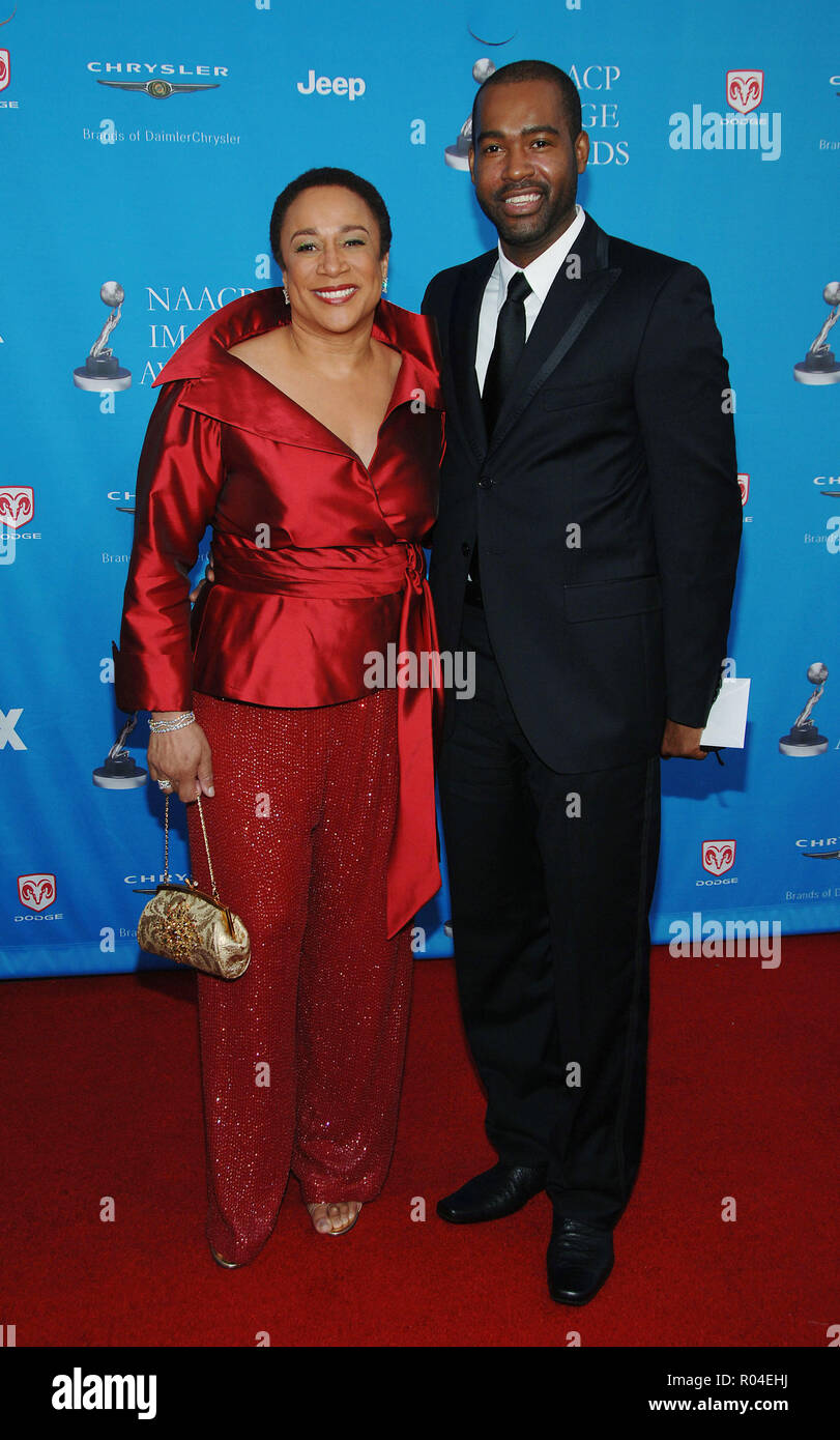 S. Epatha Merkerson & marito arrivando alla trentasettesima annuale immagini NAACP Awards presso lo Shrine Auditorium di Los Angeles. Febbraio 25, 2006.S. Epatha Merkerson004 Red Carpet Event, verticale, STATI UNITI D'AMERICA, industria cinematografica, celebrità, fotografia, Bestof, arte cultura e intrattenimento, Topix celebrità moda / Verticale, meglio di, evento nella vita di Hollywood - California, moquette rossa e dietro le quinte, USA, industria cinematografica, celebrità, movie celebrità, personaggi televisivi, musica celebrità, fotografia, Bestof, arte cultura e intrattenimento, Topix, verticale, una persona, dall'anno , 2006, inchiesta tsuni@Gam Foto Stock