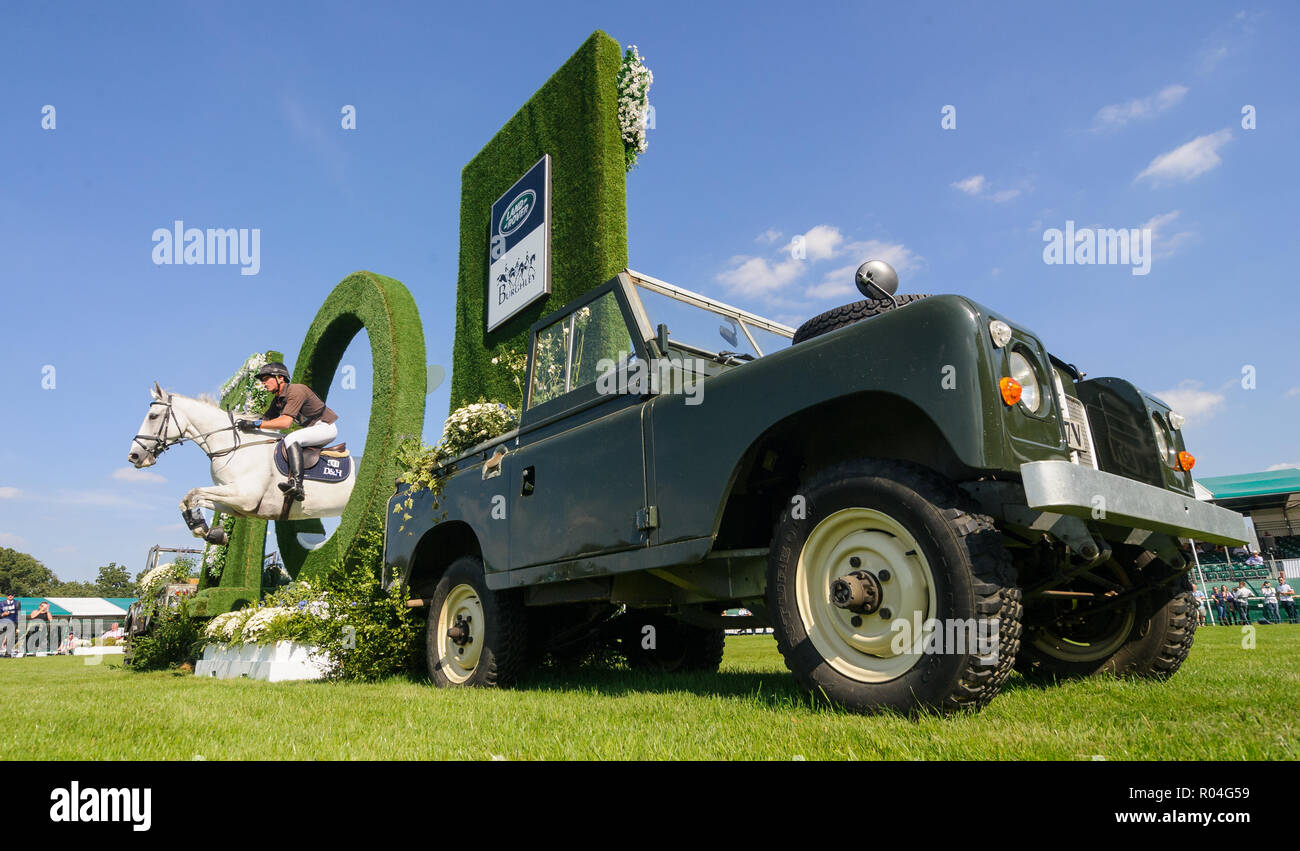 Richard Jones e trifoglio ALFIES durante il cross country fase del Land Rover Burghley Horse Trials 2018 Foto Stock