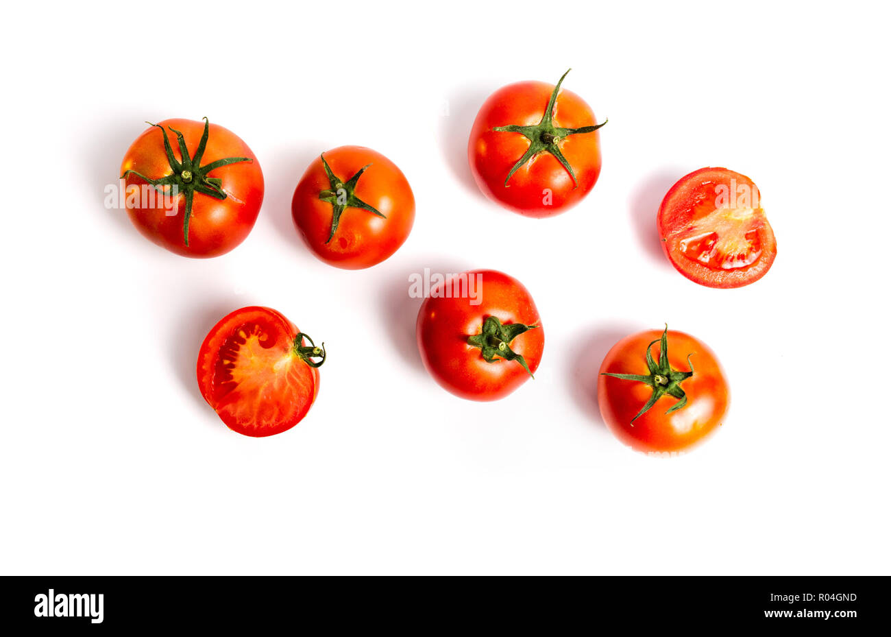 Pomodori freschi su sfondo bianco isolato laici piatta Foto Stock