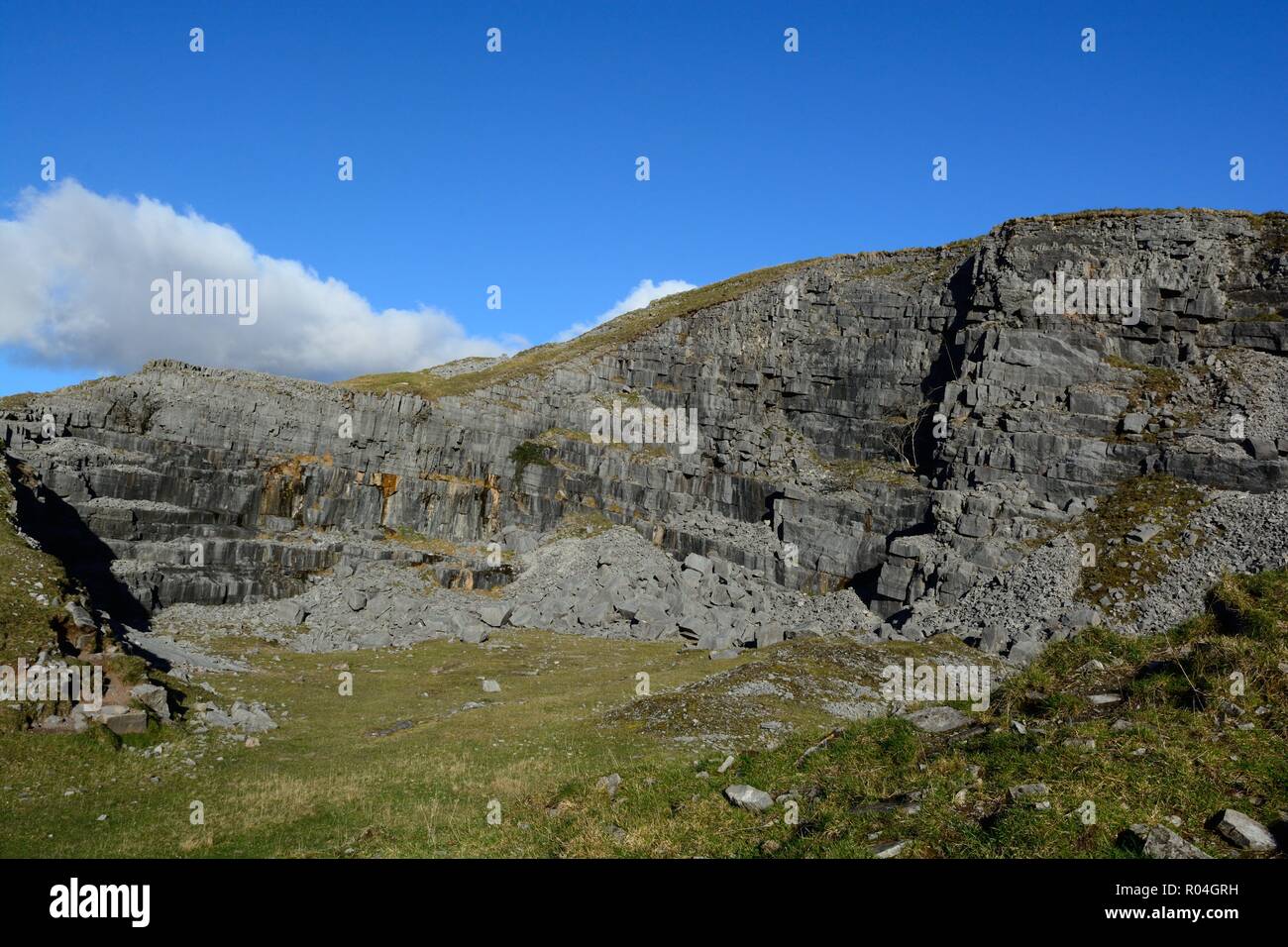 Resti della vecchia cava di calcare lavorazioni Ogof Ffynnon Ddu Riserva Naturale Nazionale Superiore di Valle di Swansea Fforest Fawr geoparco UNESCO Wales UK Foto Stock