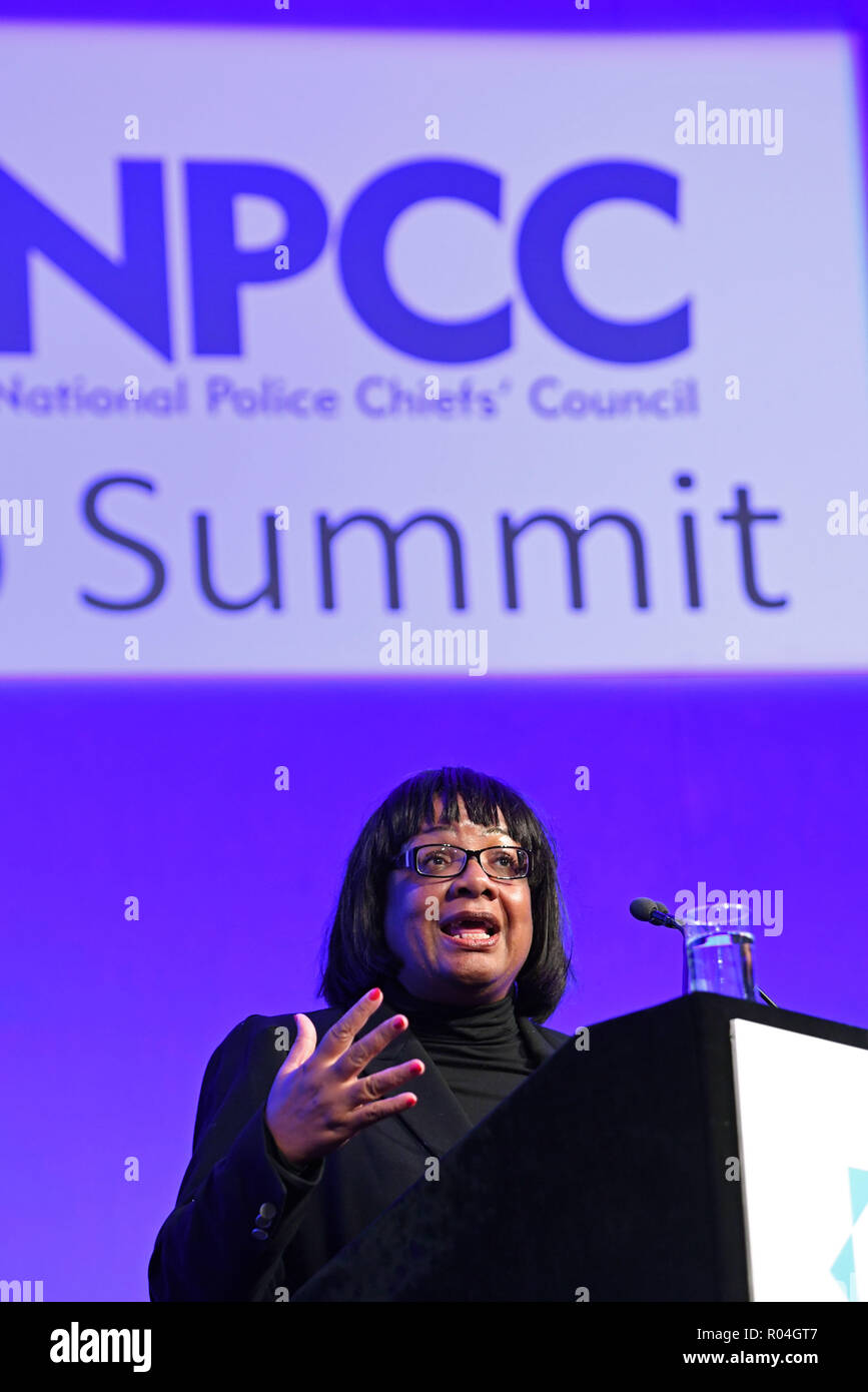 Diane Abbott parla durante la Polizia Nazionale capi" Consiglio di associazione e di cooperazione di polizia e la criminalità Commissari vertice congiunto, presso la Queen Elizabeth II Conference Centre di Londra. Foto Stock