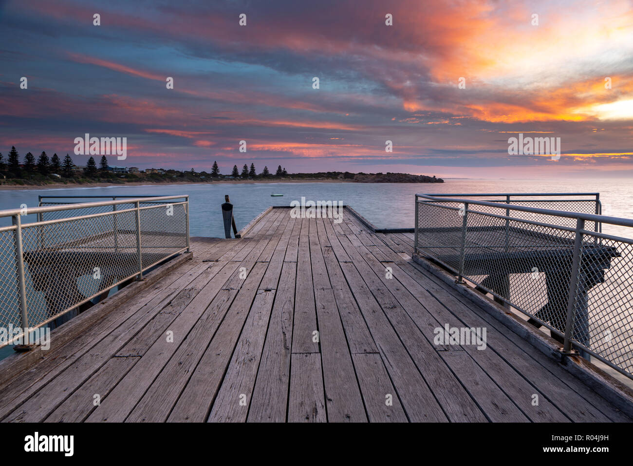 Un bellissimo tramonto sull'iconico port elliot jetty in baia a ferro di cavallo Port Elliot South Australia il 1 novembre 2018 Foto Stock