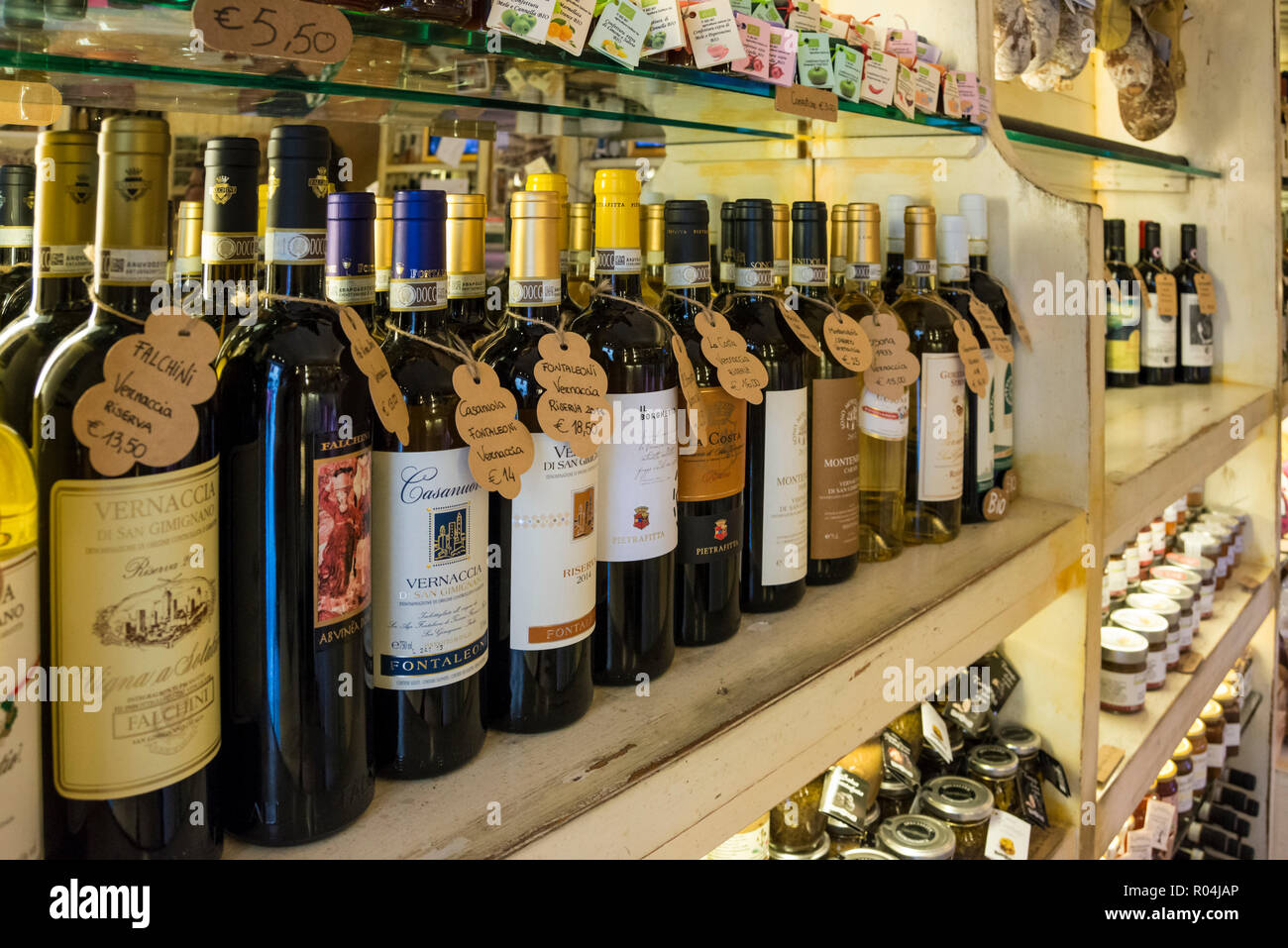 Interno del Regionale Toscana negozio di alimentari di bottiglie di vino display, cittadina collinare di San Gimignano, Toscana, Italia Foto Stock
