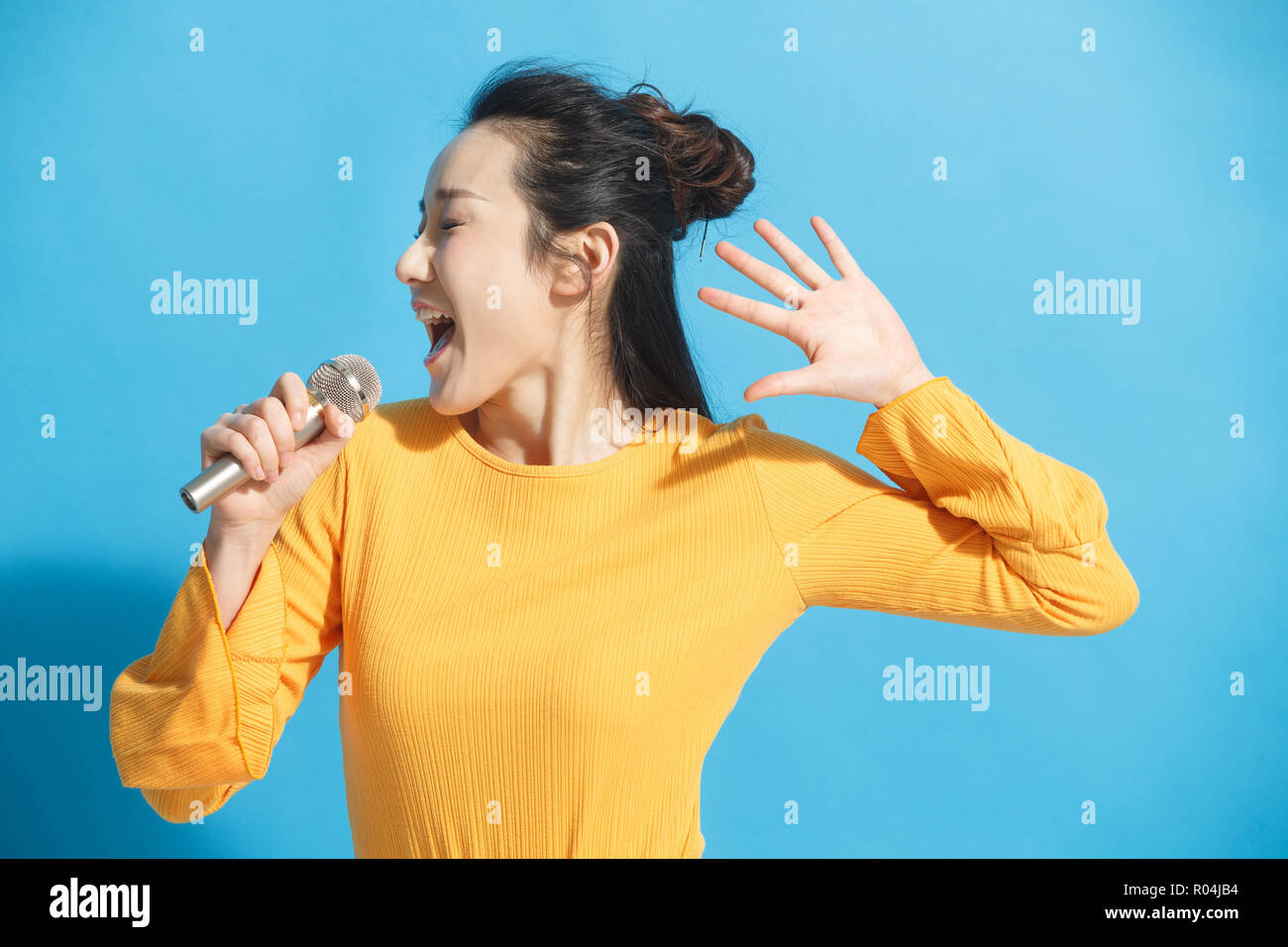 Signora giovane canta Foto Stock