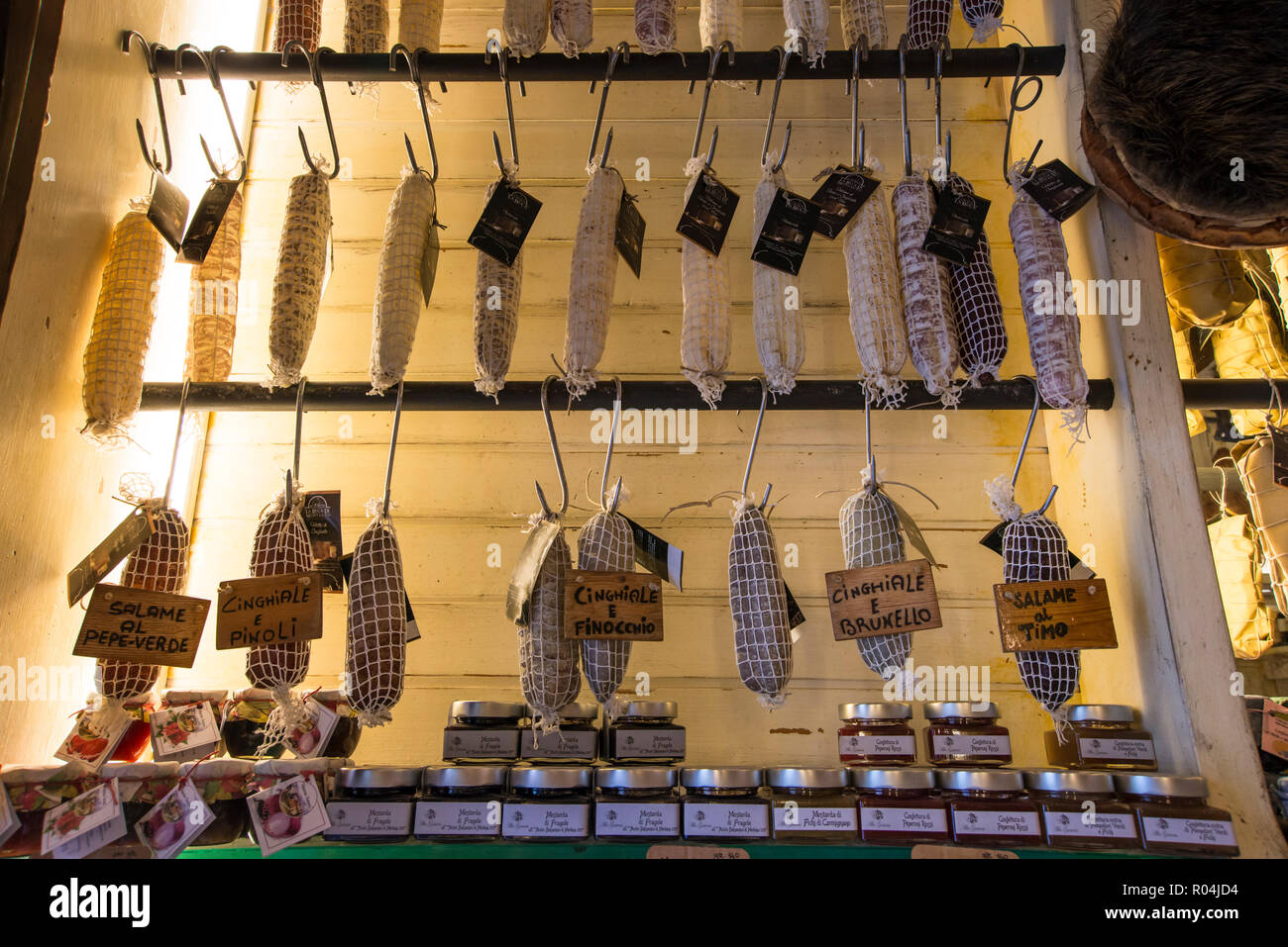 Negozio di vendita regionale toscana il cibo e il vino nella cittadina collinare di San Gimignano, Toscana, Italia Foto Stock