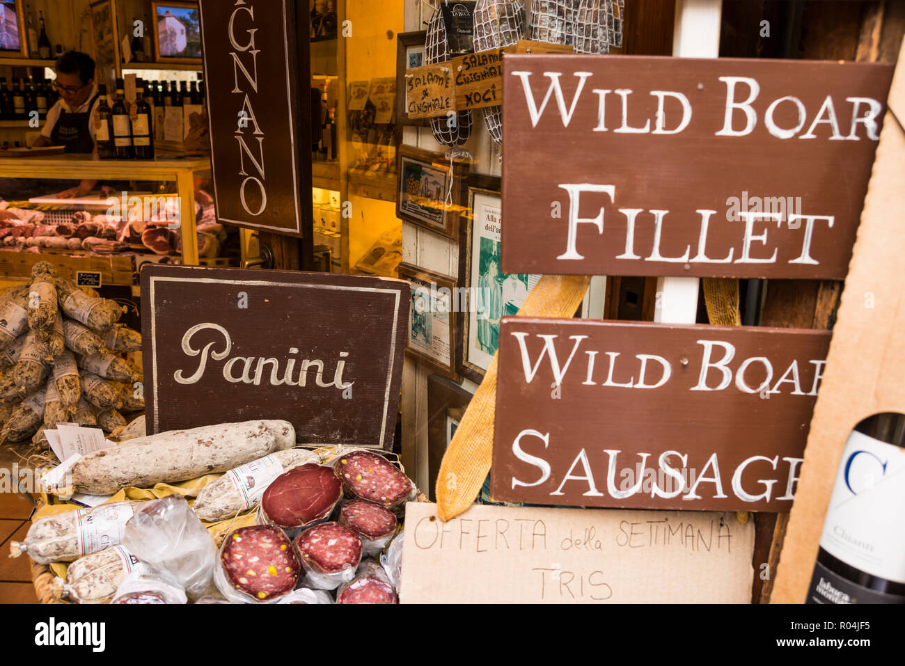 Negozio di vendita regionale toscana il cibo e il vino nella cittadina collinare di San Gimignano, Toscana, Italia Foto Stock