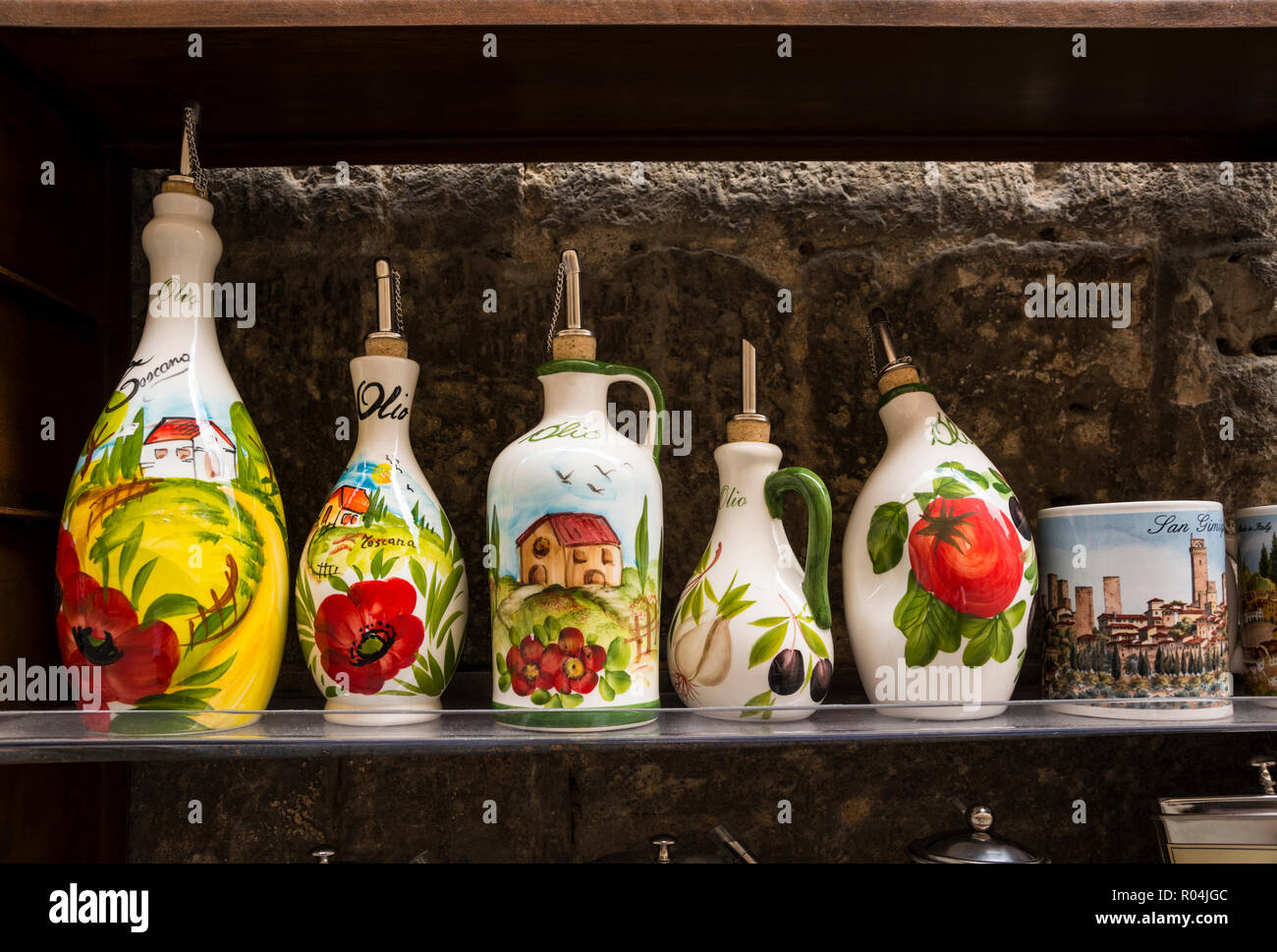 Ceramica di olio di oliva bottiglie sul display nel negozio di souvenir nella cittadina collinare di San Gimignano, Toscana, Italia Foto Stock
