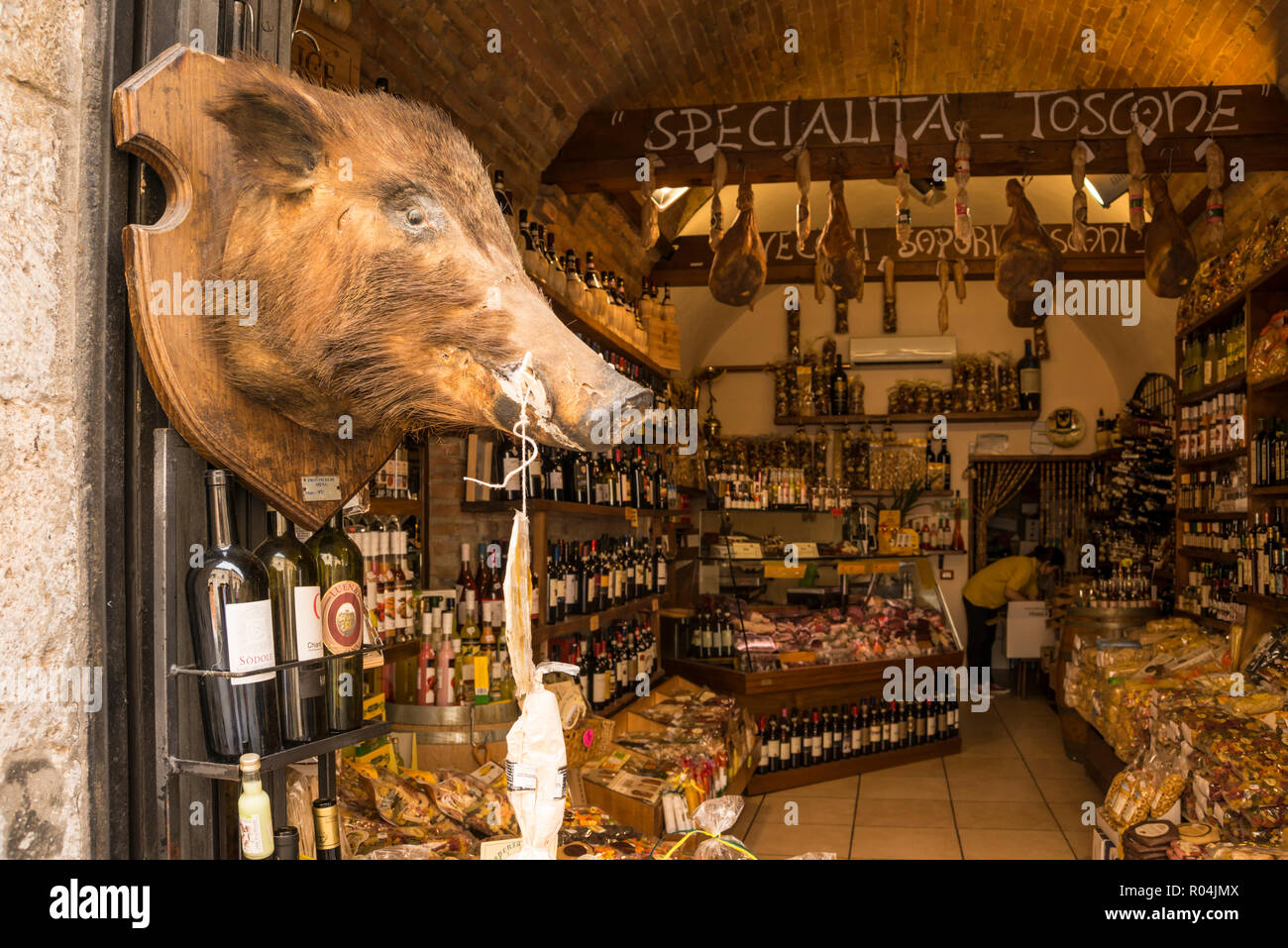 Negozio di vendita regionale toscana il cibo e il vino nella cittadina collinare di San Gimignano, Toscana, Italia Foto Stock