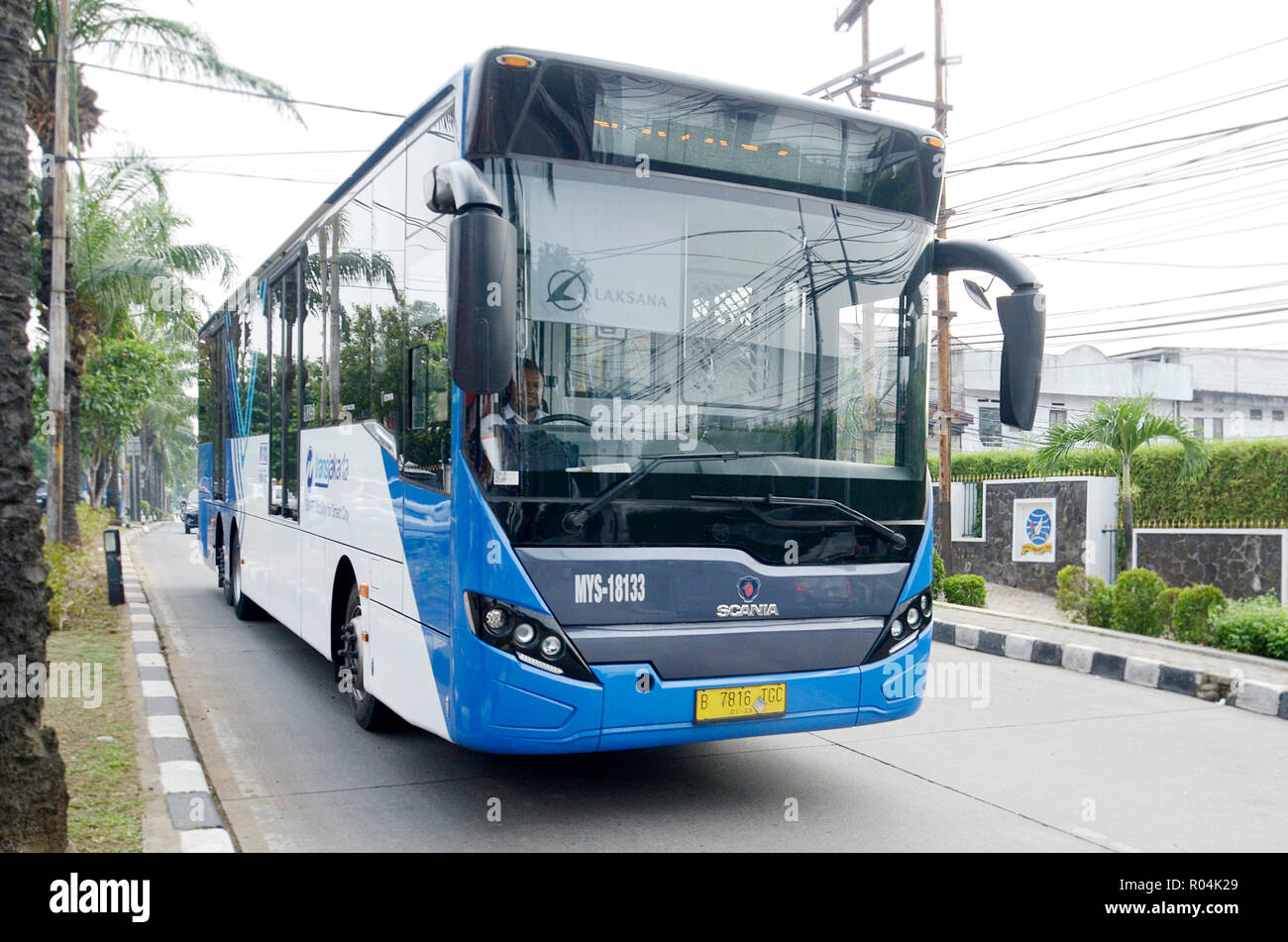 Nuovo Bus Scania ,Trans Jakarta, passando in HR Harsono Street, Ragunan Jakarta Foto Stock