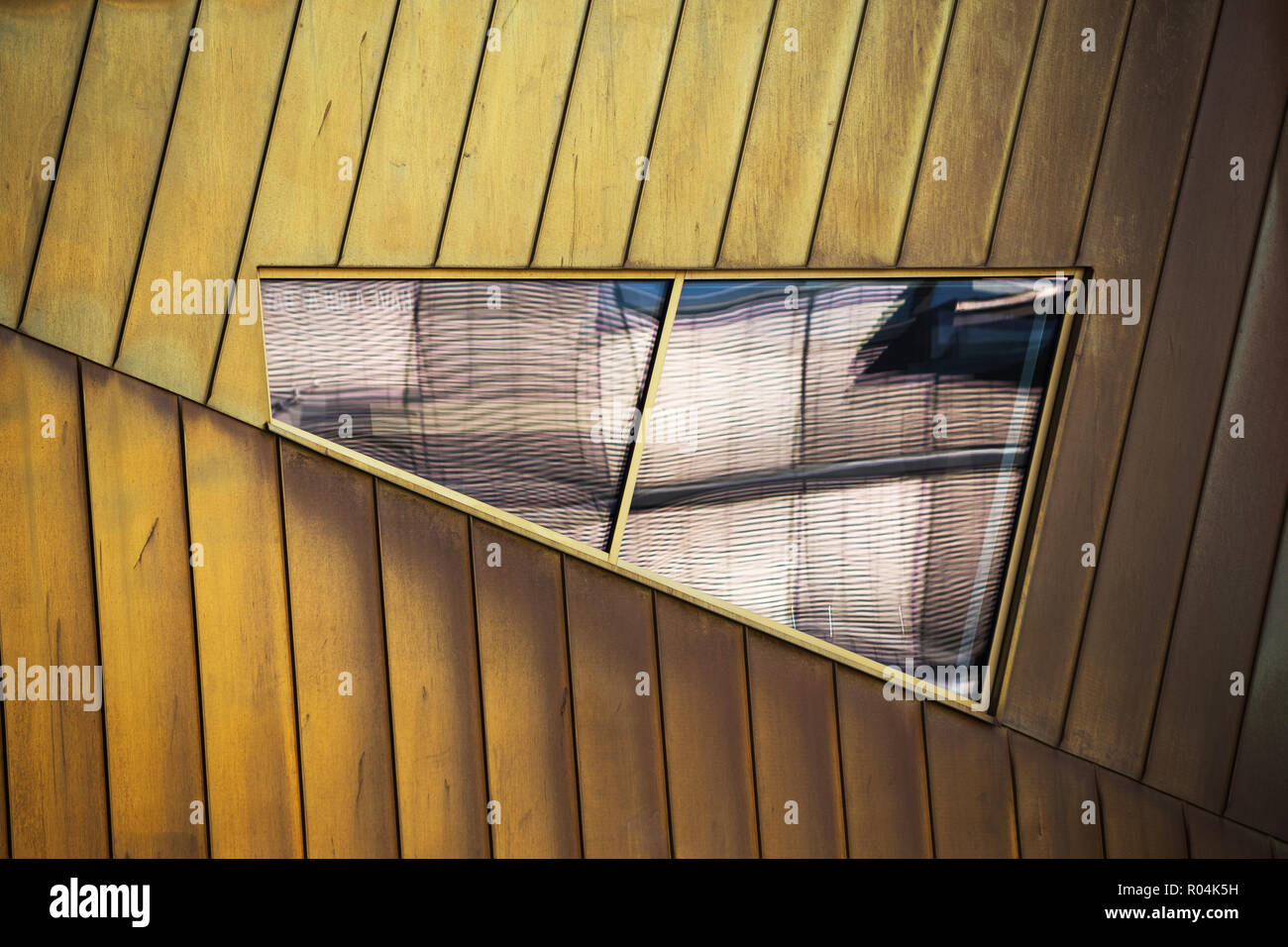 Parete e windows - Urban Exploration di Trondheim. Città e street photography. La Norvegia. Foto Stock