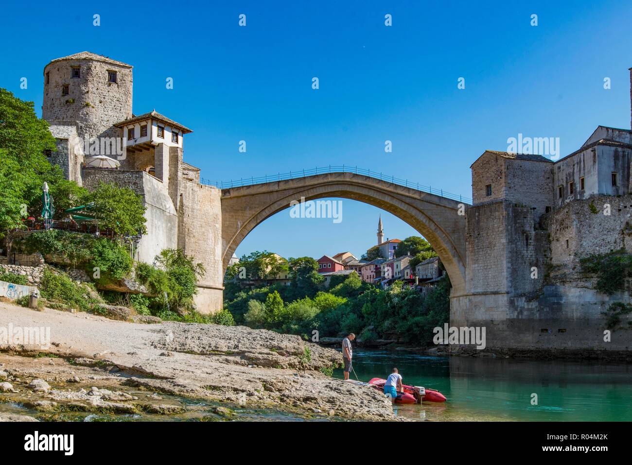 La BOSNIA-ERZEGOVINA, Mostar. Il famoso ponte, un sito patrimonio mondiale dell'UNESCO, è stata ricostruita dopo la sua distruzione durante la guerra 1991-1999 ed è ancora una volta un Foto Stock