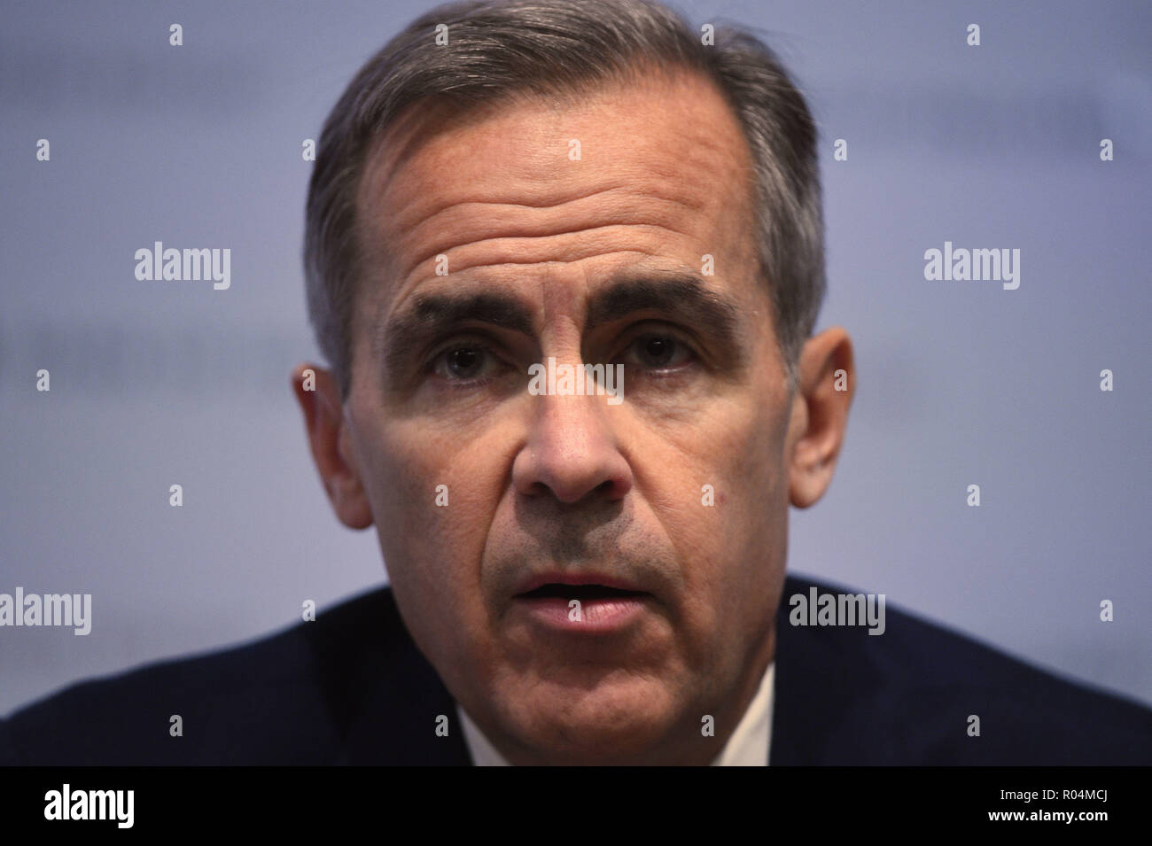 Banca d'Inghilterra governatore Mark Carney parla durante la banca centrale l'inflazione in relazione conferenza stampa nella città di Londra. Foto Stock